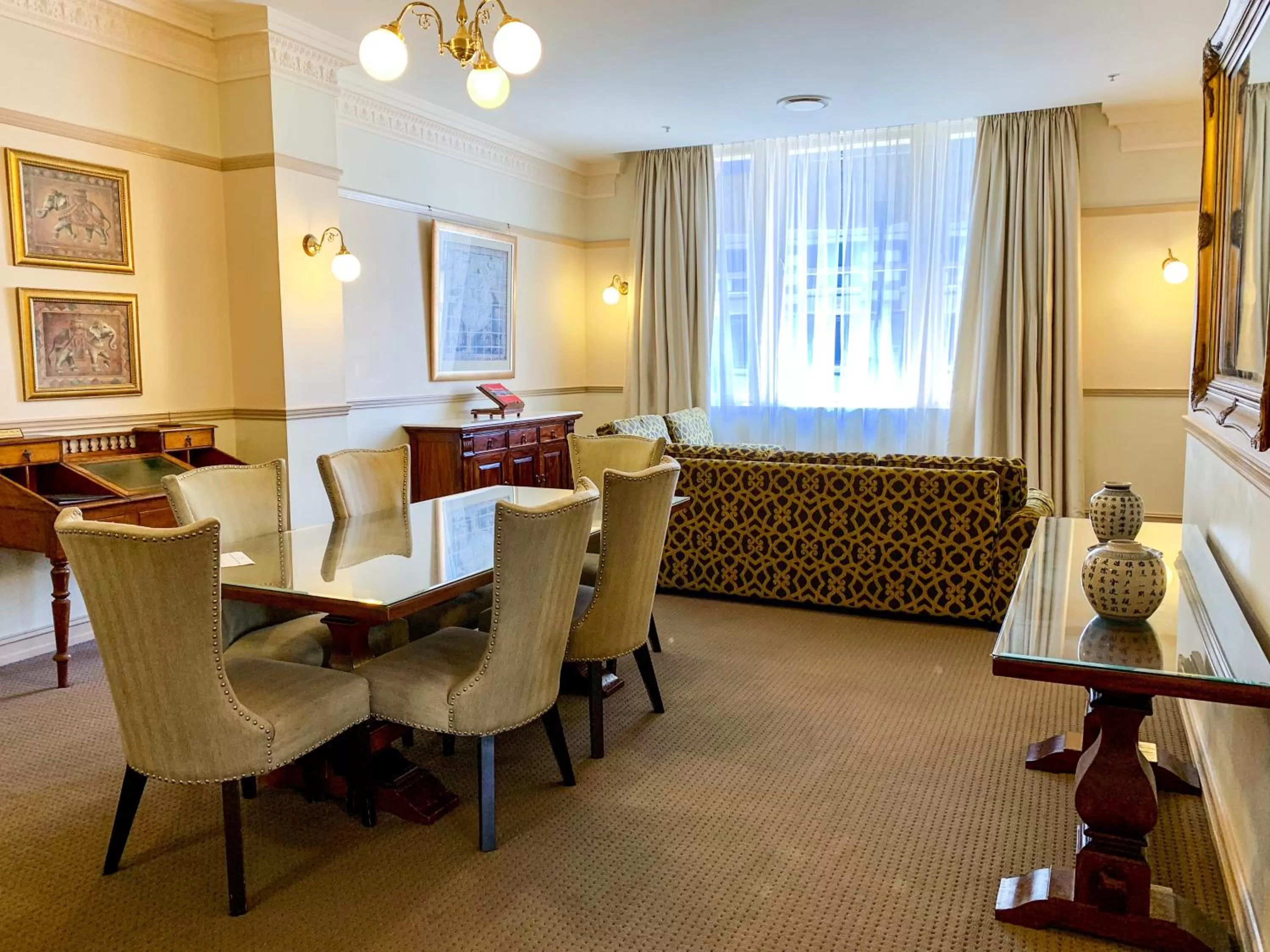 Living room in Royal Albert Hotel