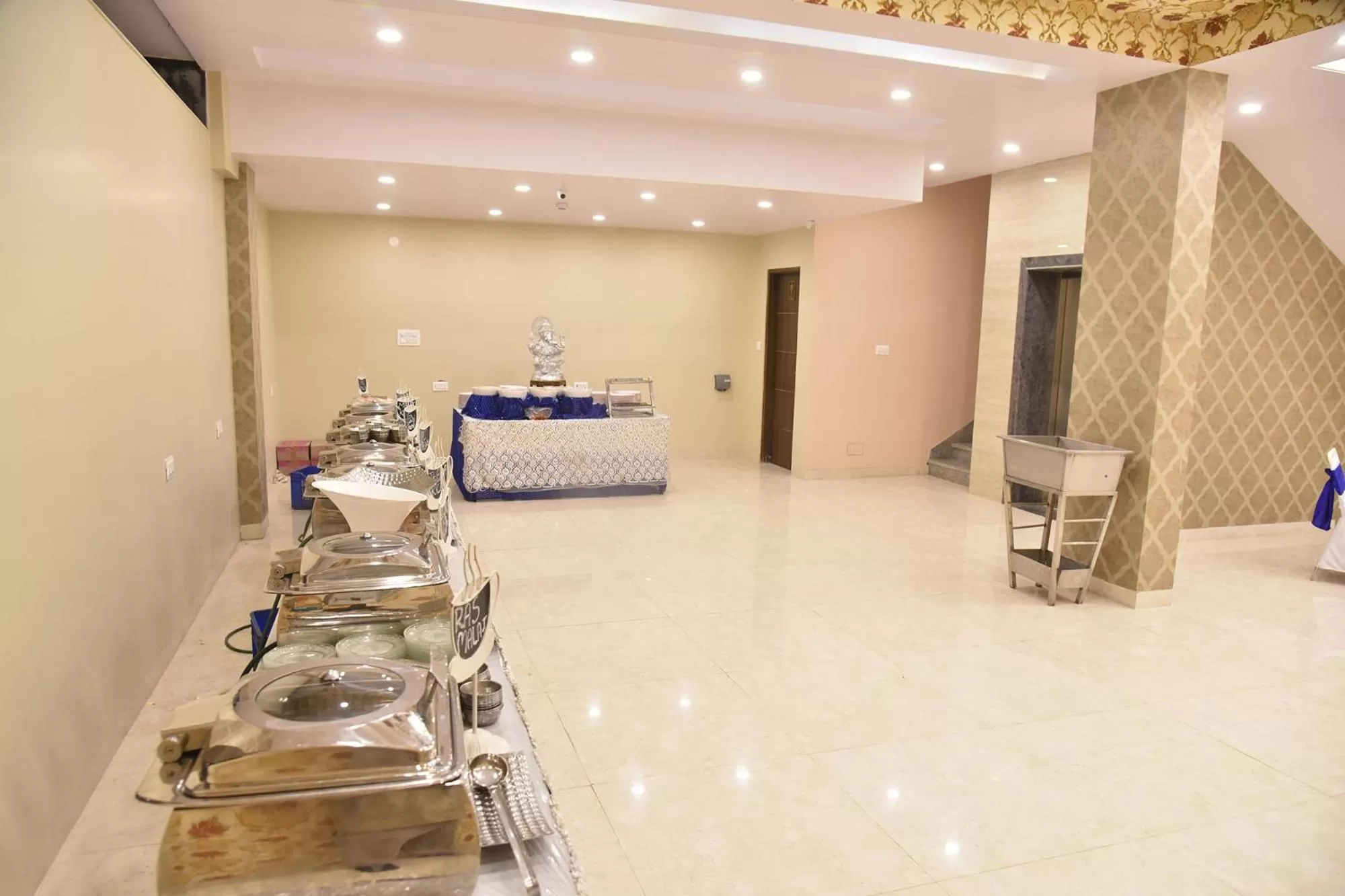Restaurant/places to eat in FabHotel 7th Crossing Malviya Nagar