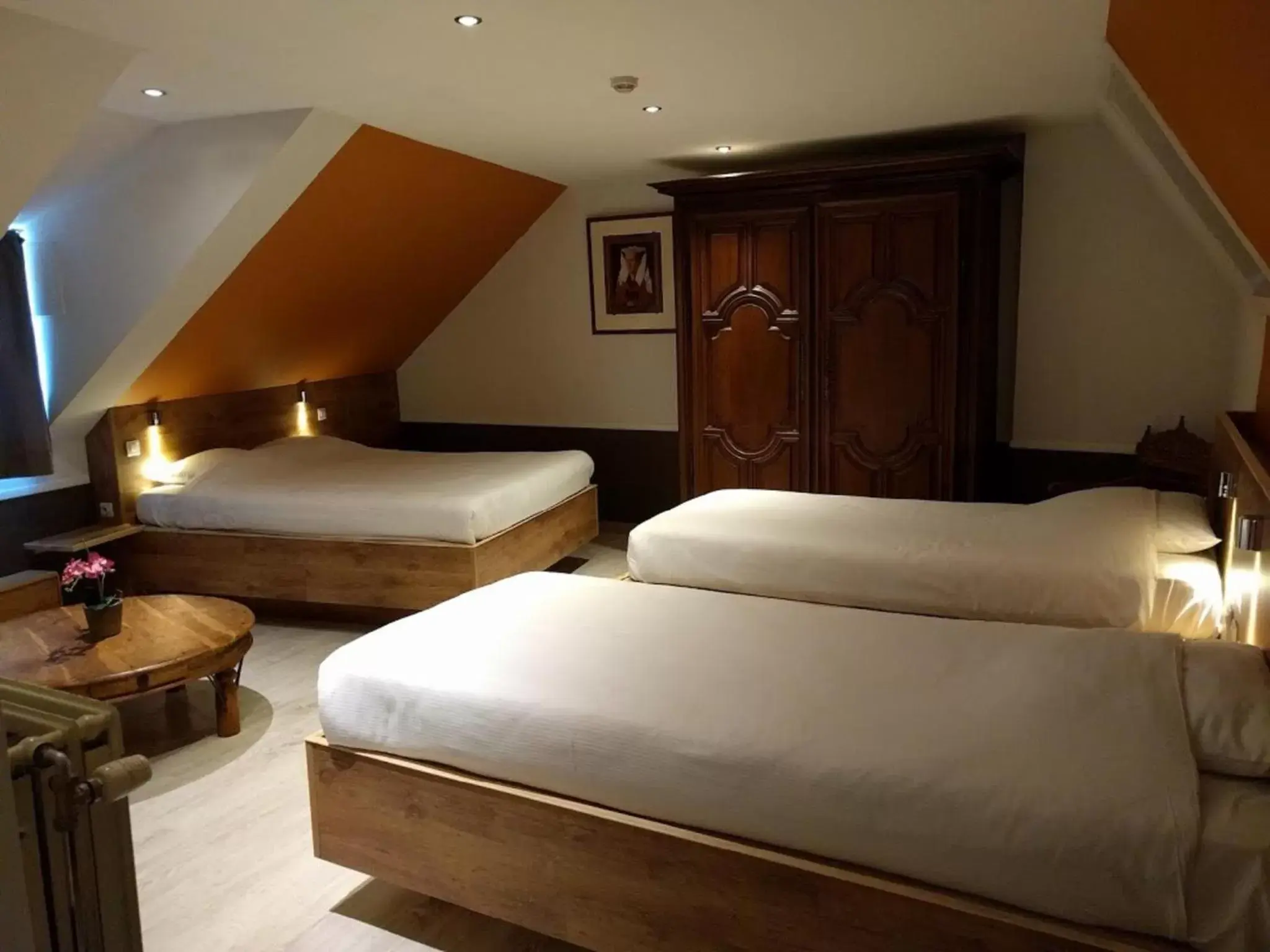 Bedroom, Bed in Canalview Hotel Ter Reien