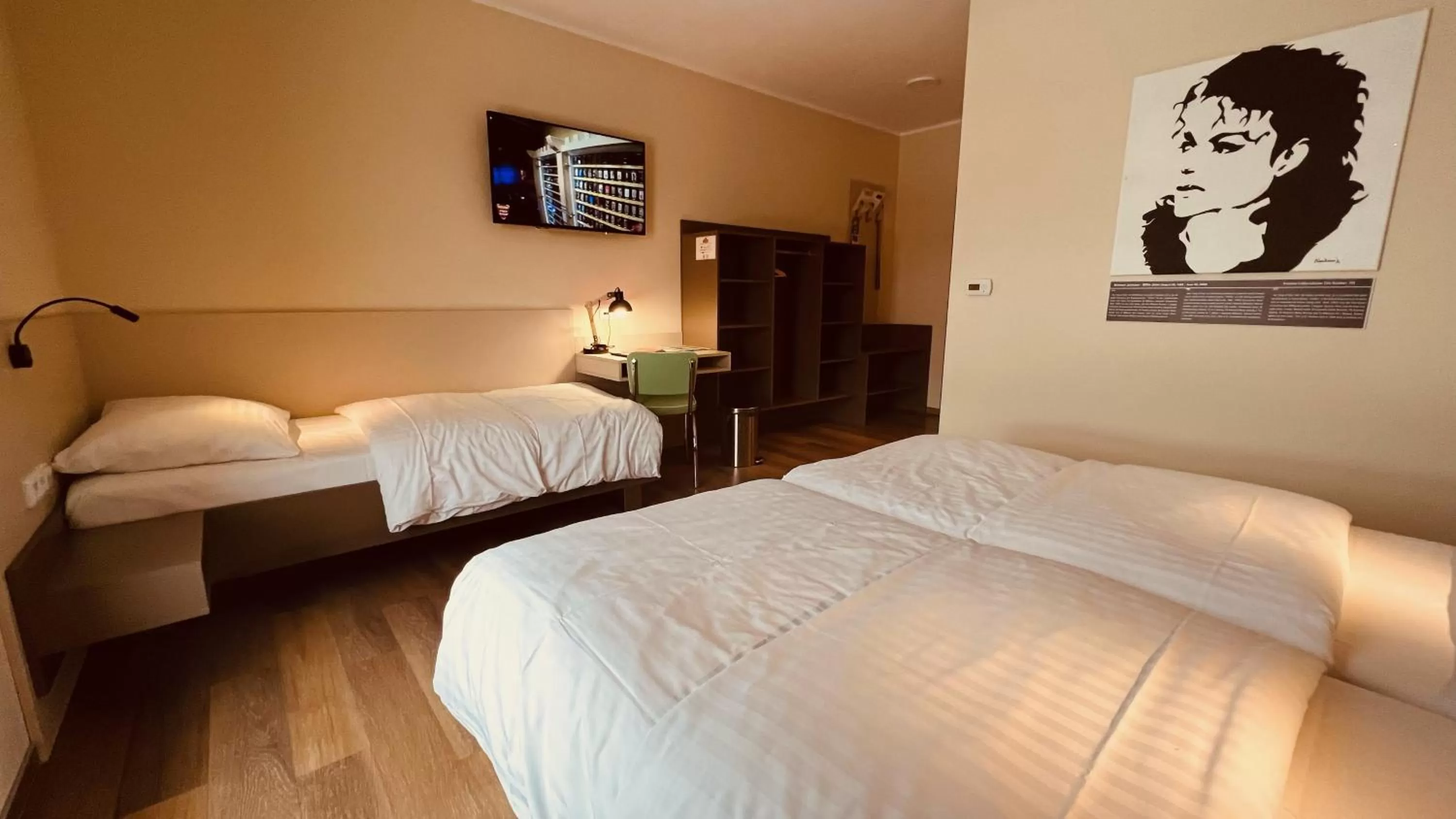 Bed in Jukebox Hotel