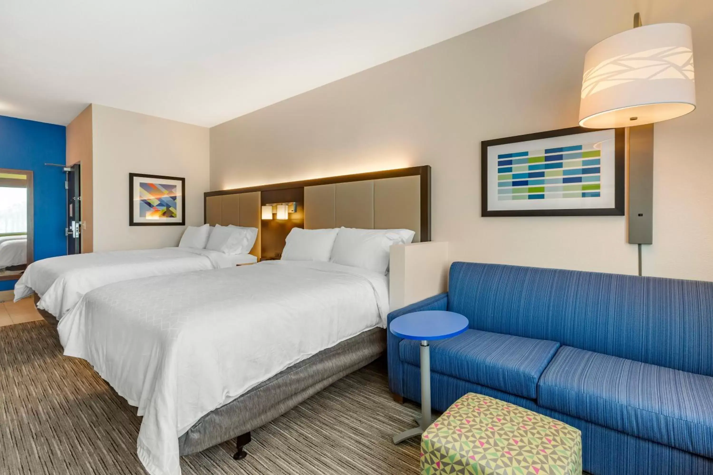 Seating area, Bed in Holiday Inn Express & Suites - Phoenix Dwtn - State Capitol, an IHG Hotel