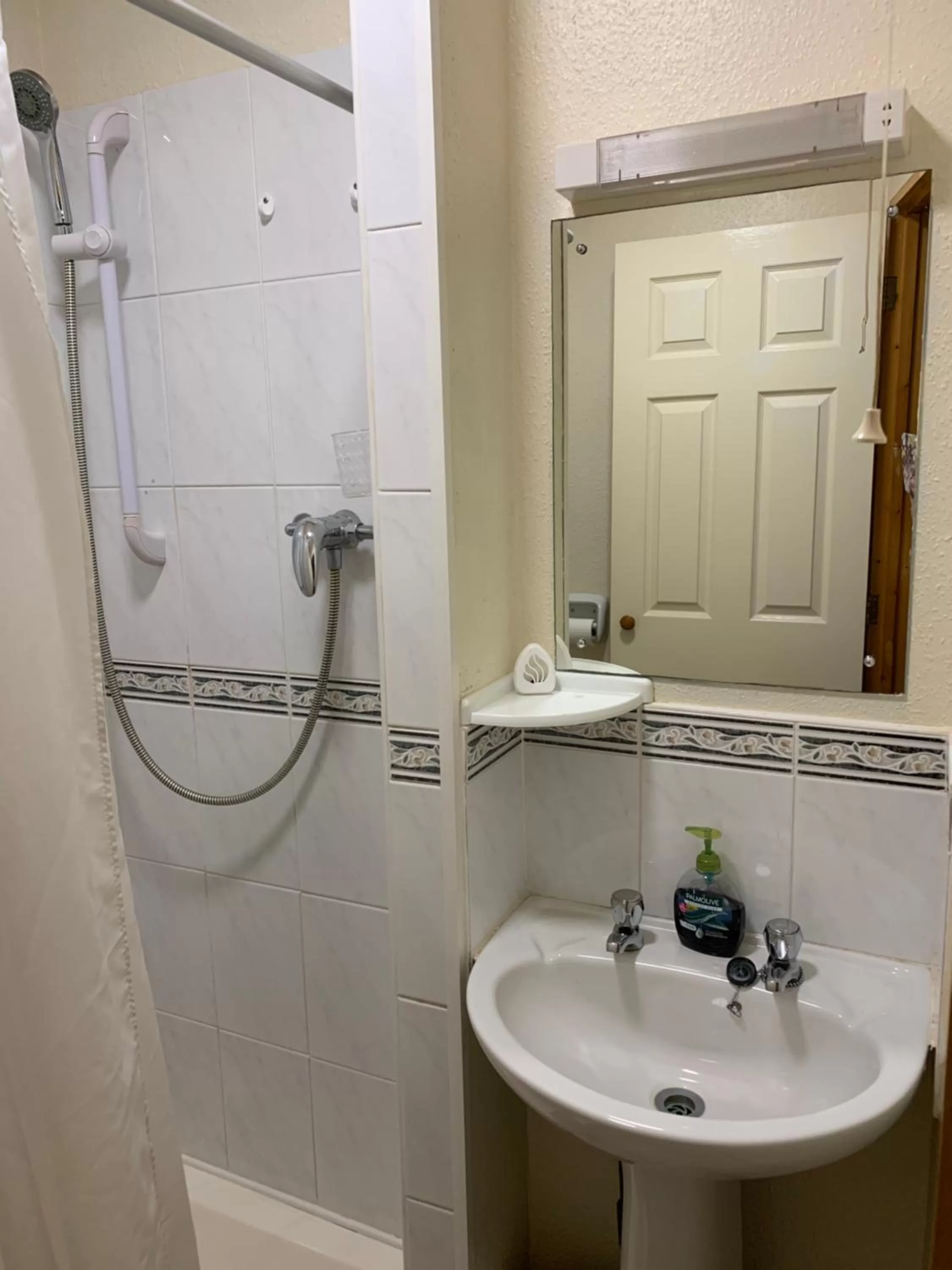 Bathroom in Alondra Hotel