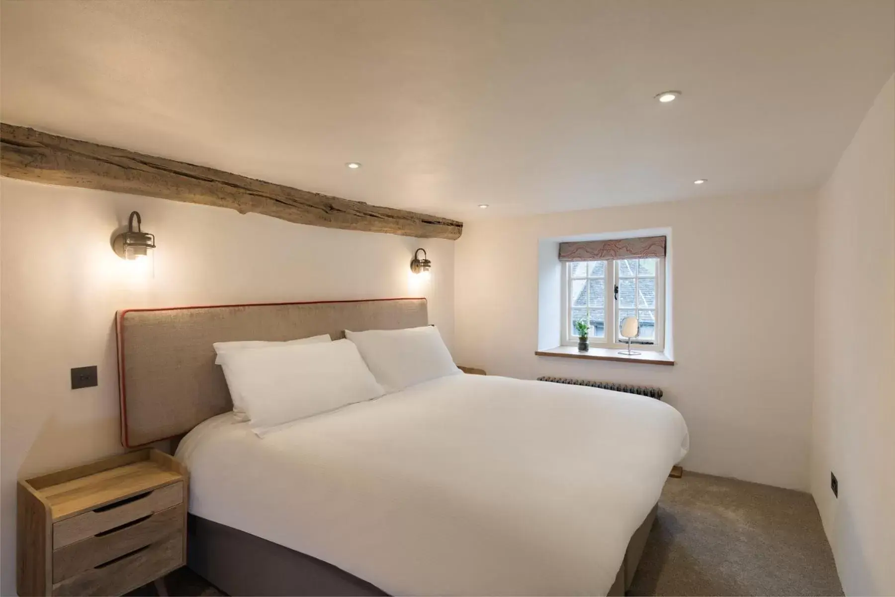 Bedroom, Bed in The Royal Oak Tetbury
