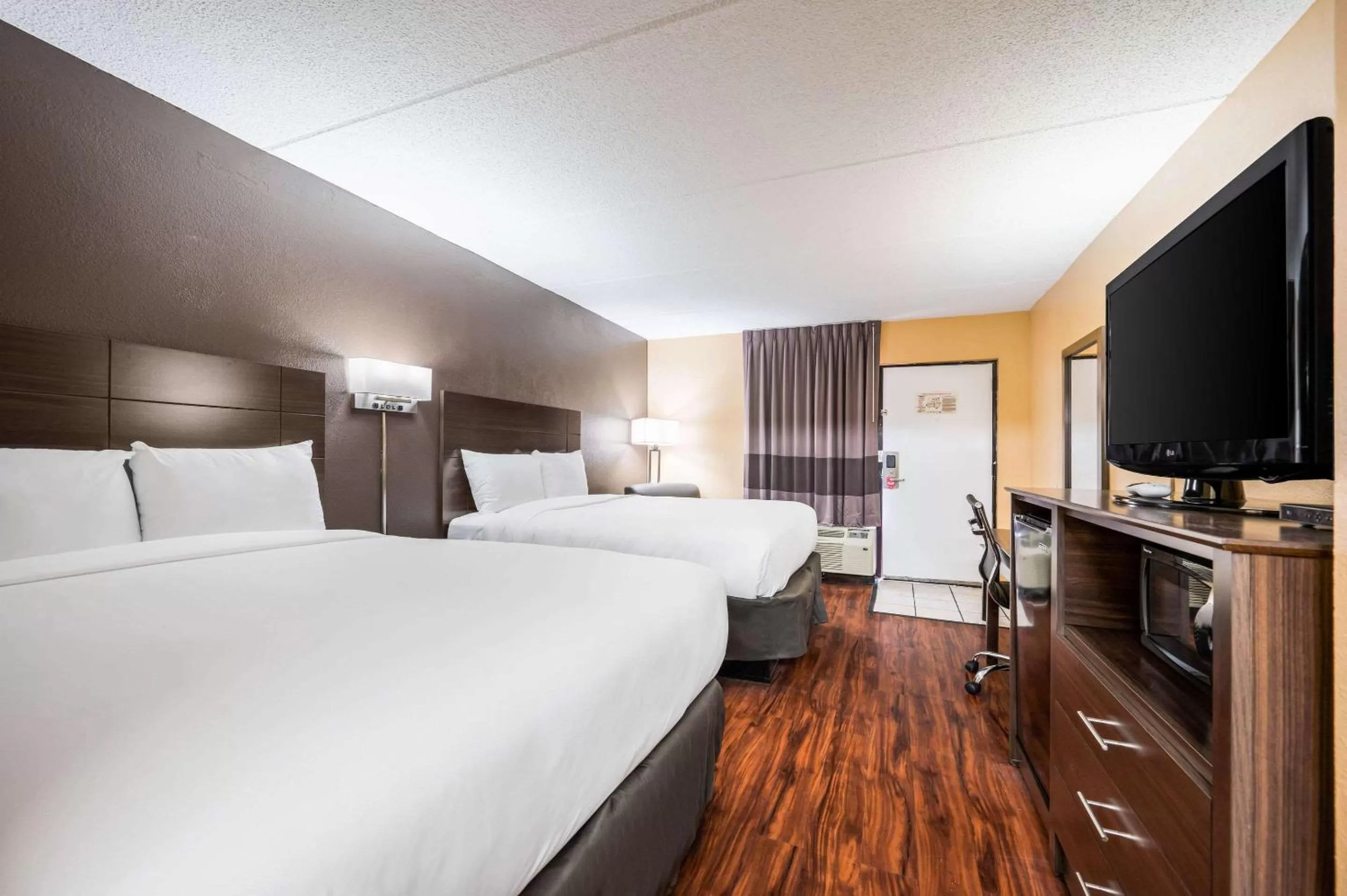 Photo of the whole room, Bed in Econo Lodge Columbus near Airport