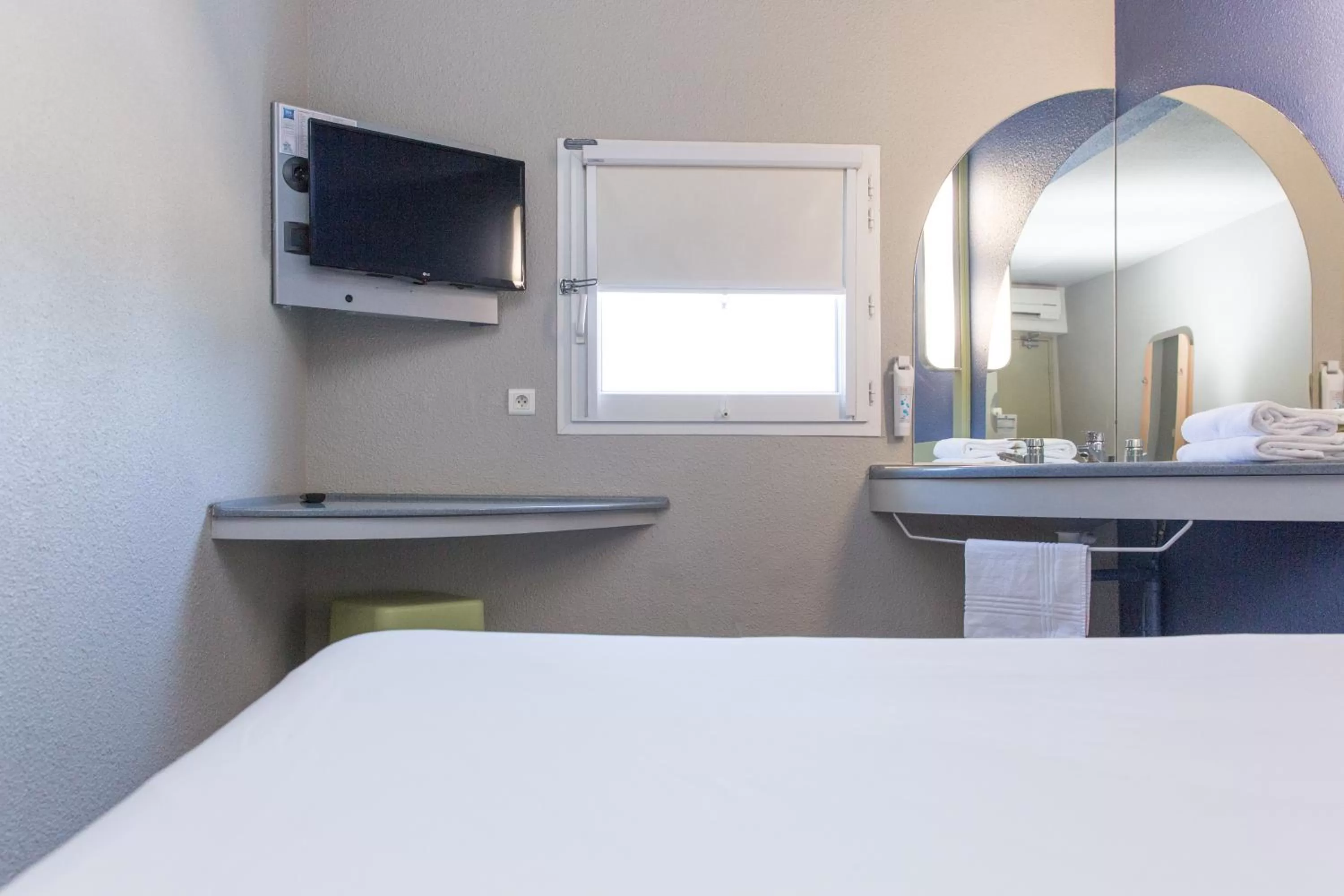 Bedroom in Ibis Budget Sisteron