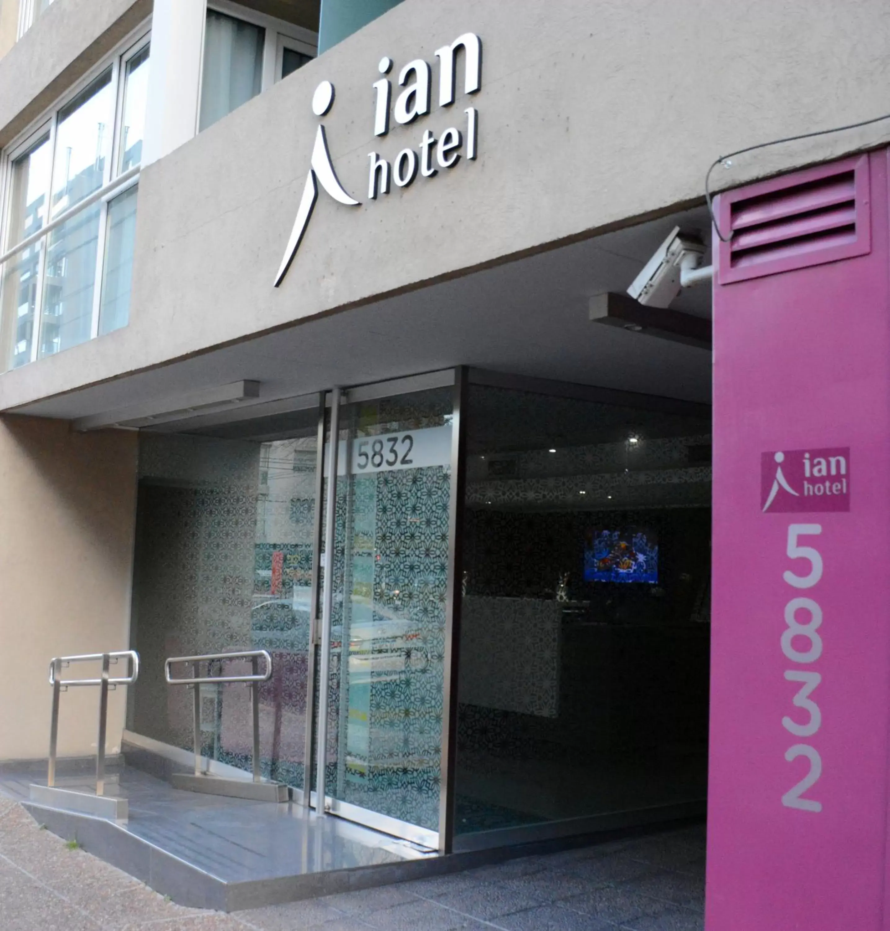 Facade/entrance in ian Hotel