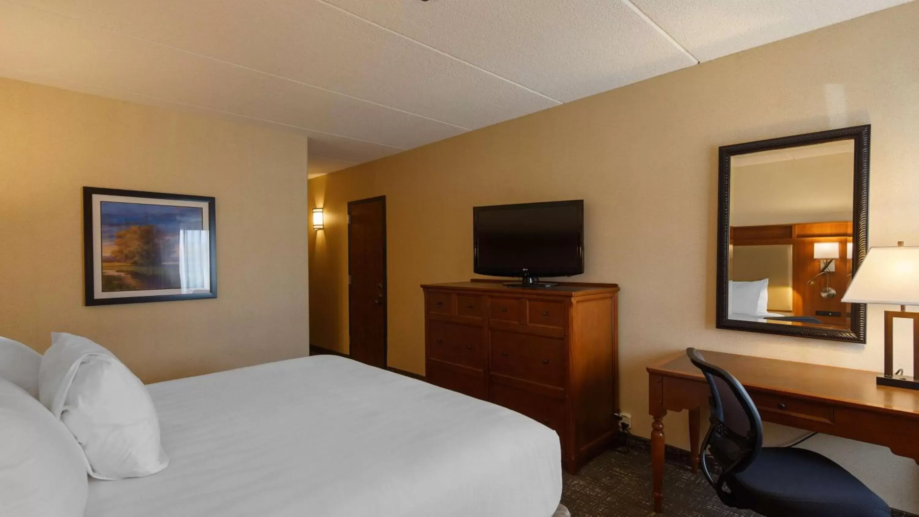 TV/Entertainment Center in Best Western Plus Waterbury - Stowe