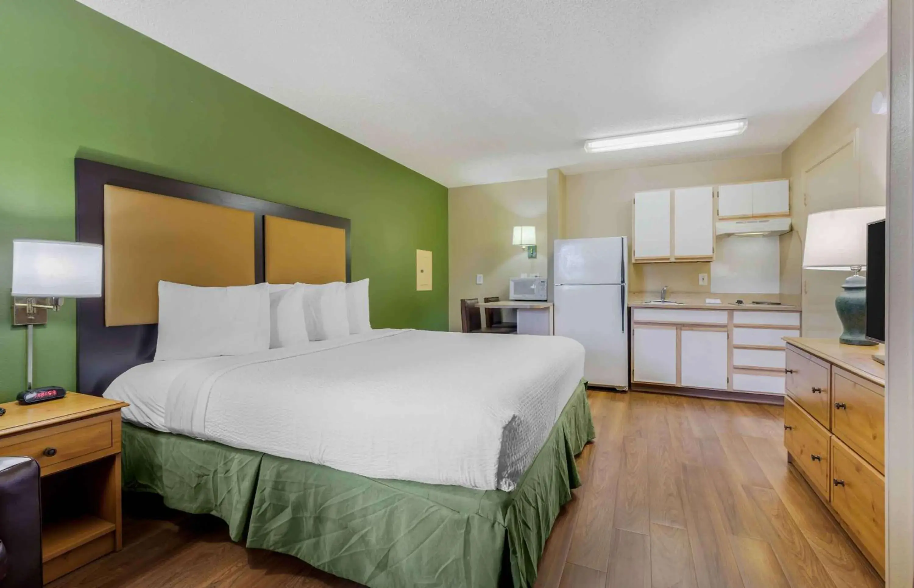 Bedroom in Extended Stay America Suites - Portland - Tigard