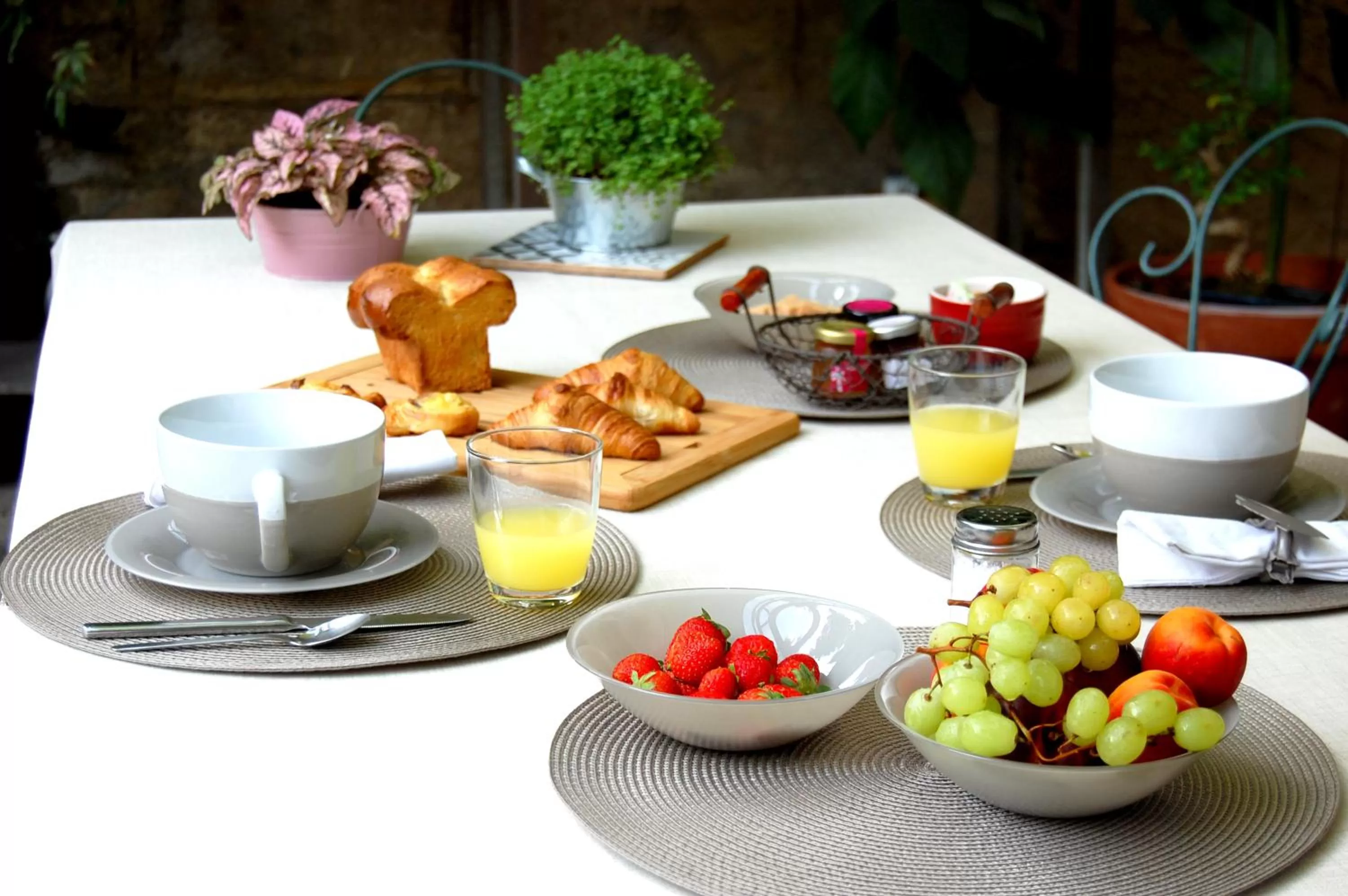 Breakfast in Madeleine Bergerac