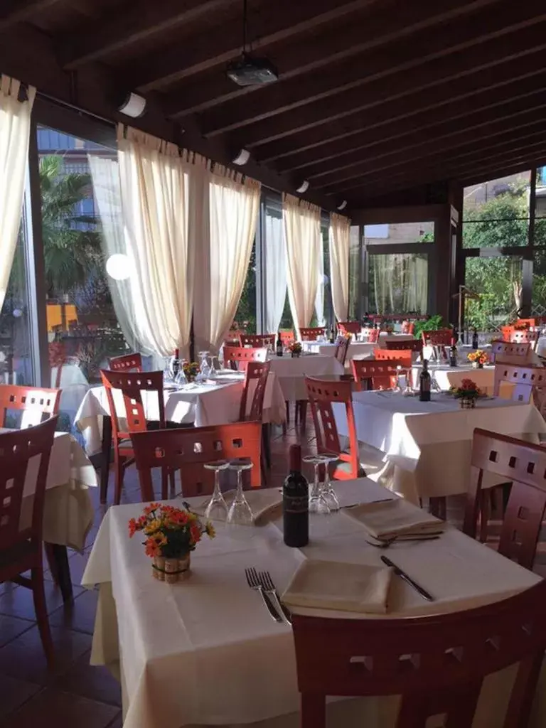 Restaurant/Places to Eat in Hotel Belvedere