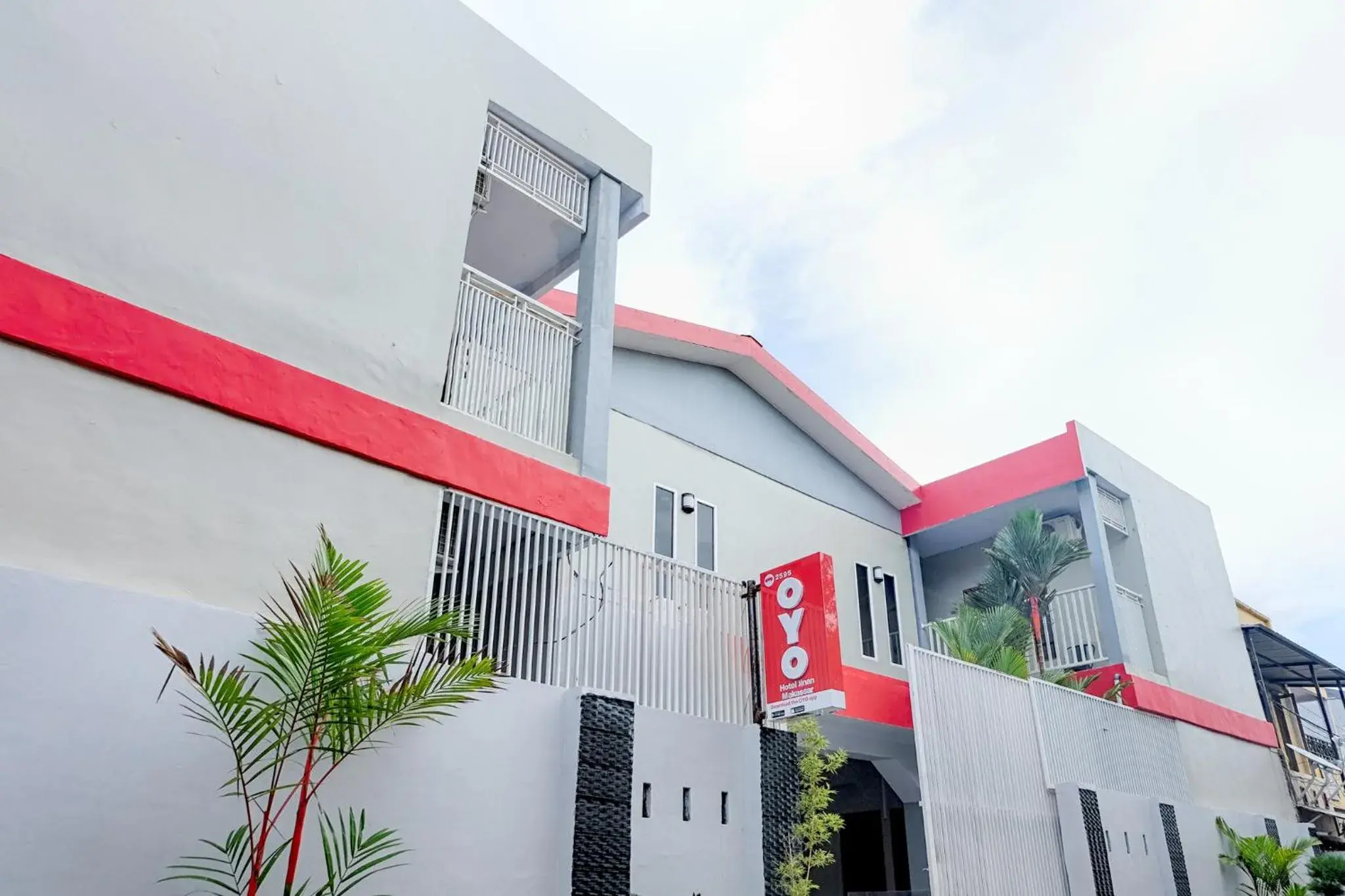Facade/entrance, Property Building in OYO 2595 Hotel Jinan Makassar