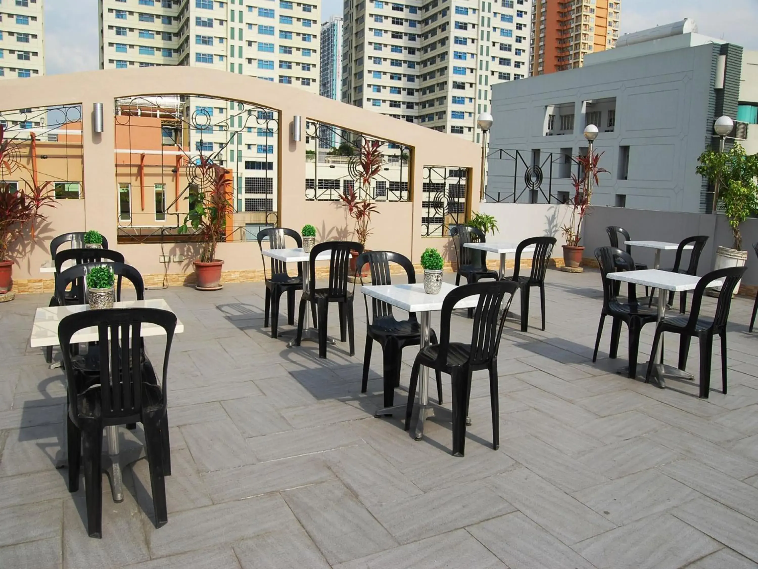 Area and facilities, Restaurant/Places to Eat in Stone House Manila