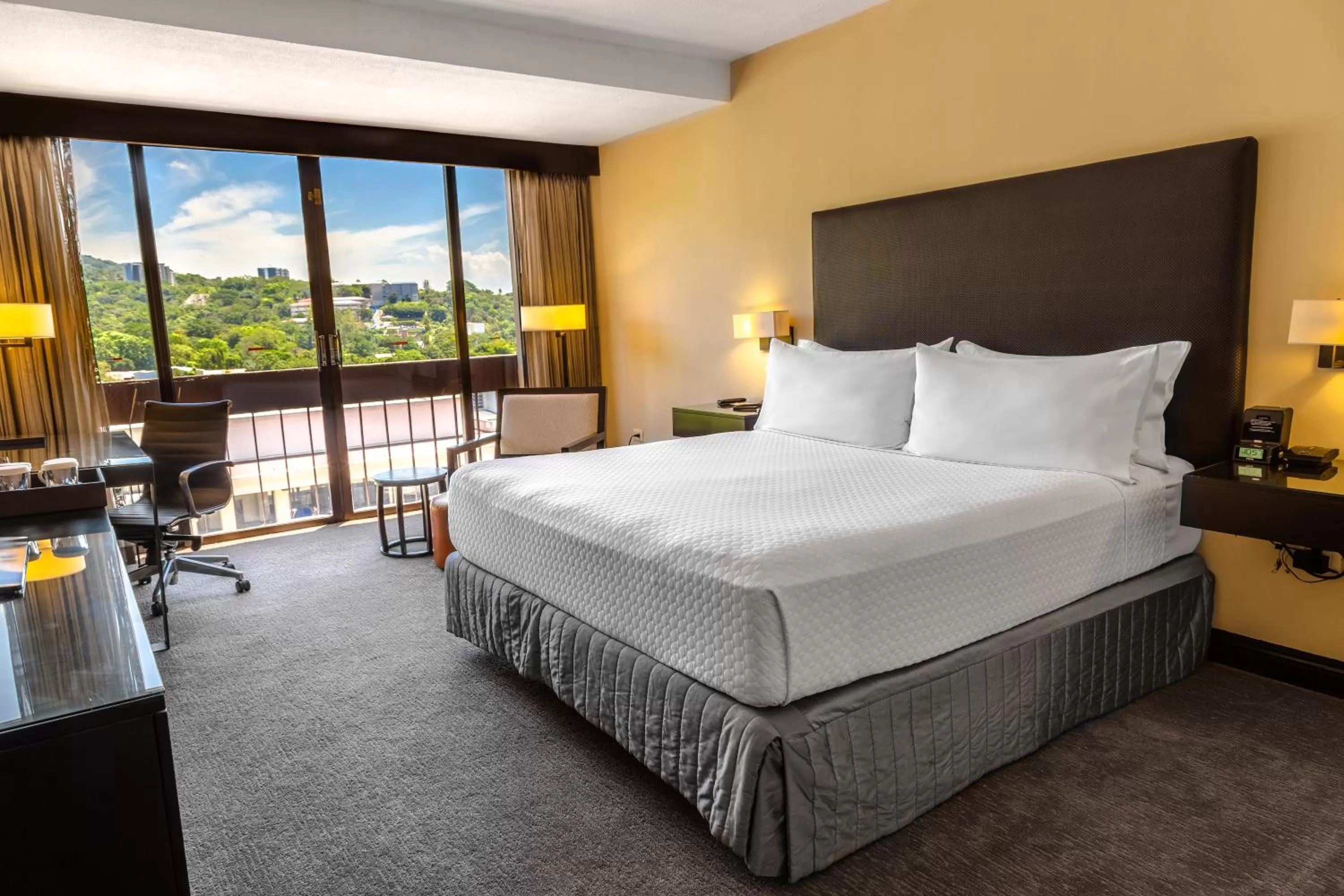 Photo of the whole room, Bed in Crowne Plaza San Salvador, an IHG Hotel