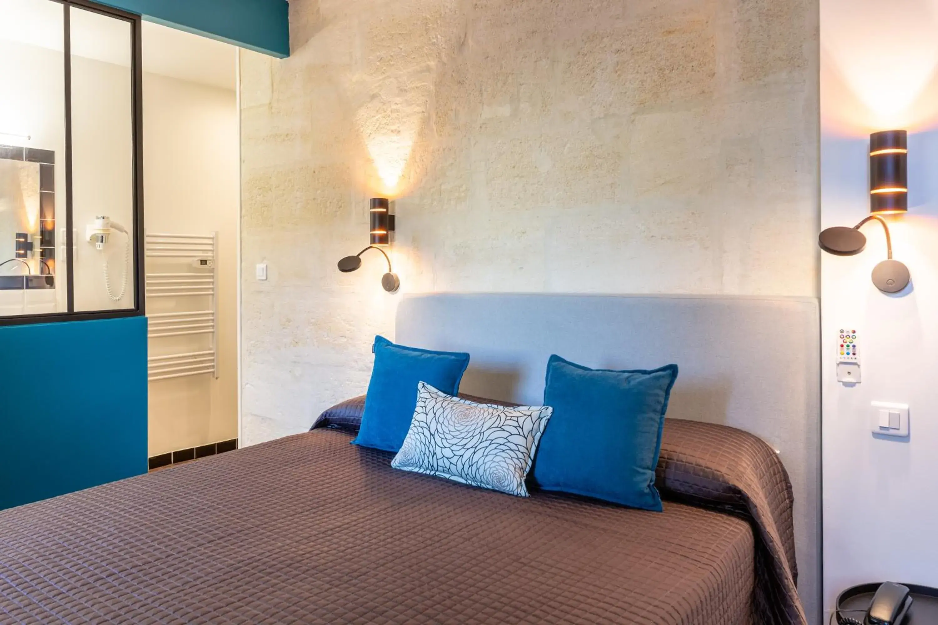 Bed in Citotel Le Regina Bordeaux Gare Saint-Jean Bed in Citotel Le Regina Bordeaux Gare Saint-Jean