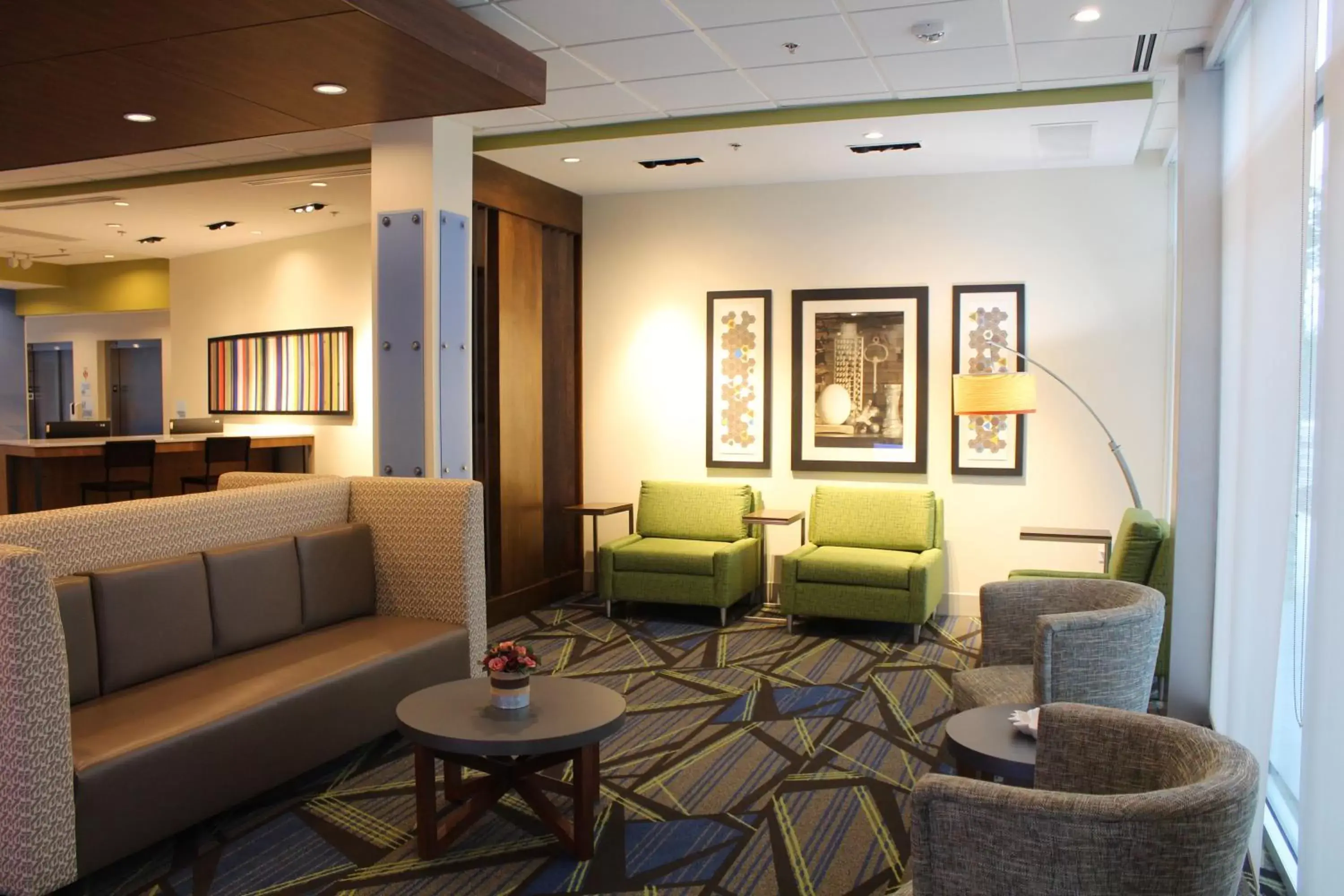 Lobby or reception, Lounge/Bar in Holiday Inn Express & Suites - Latta, an IHG Hotel