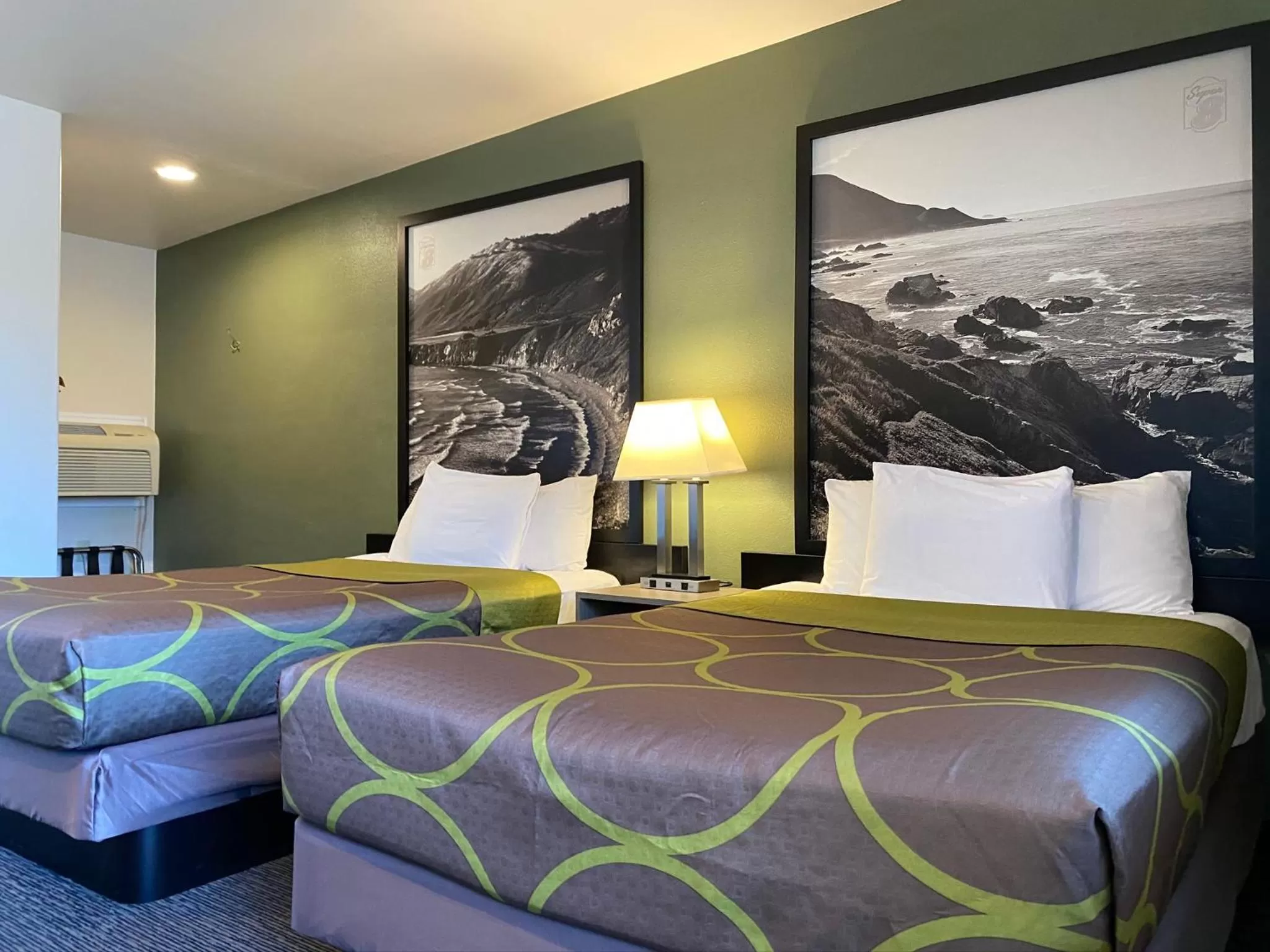 Photo of the whole room, Bed in Super 8 by Wyndham Monterey