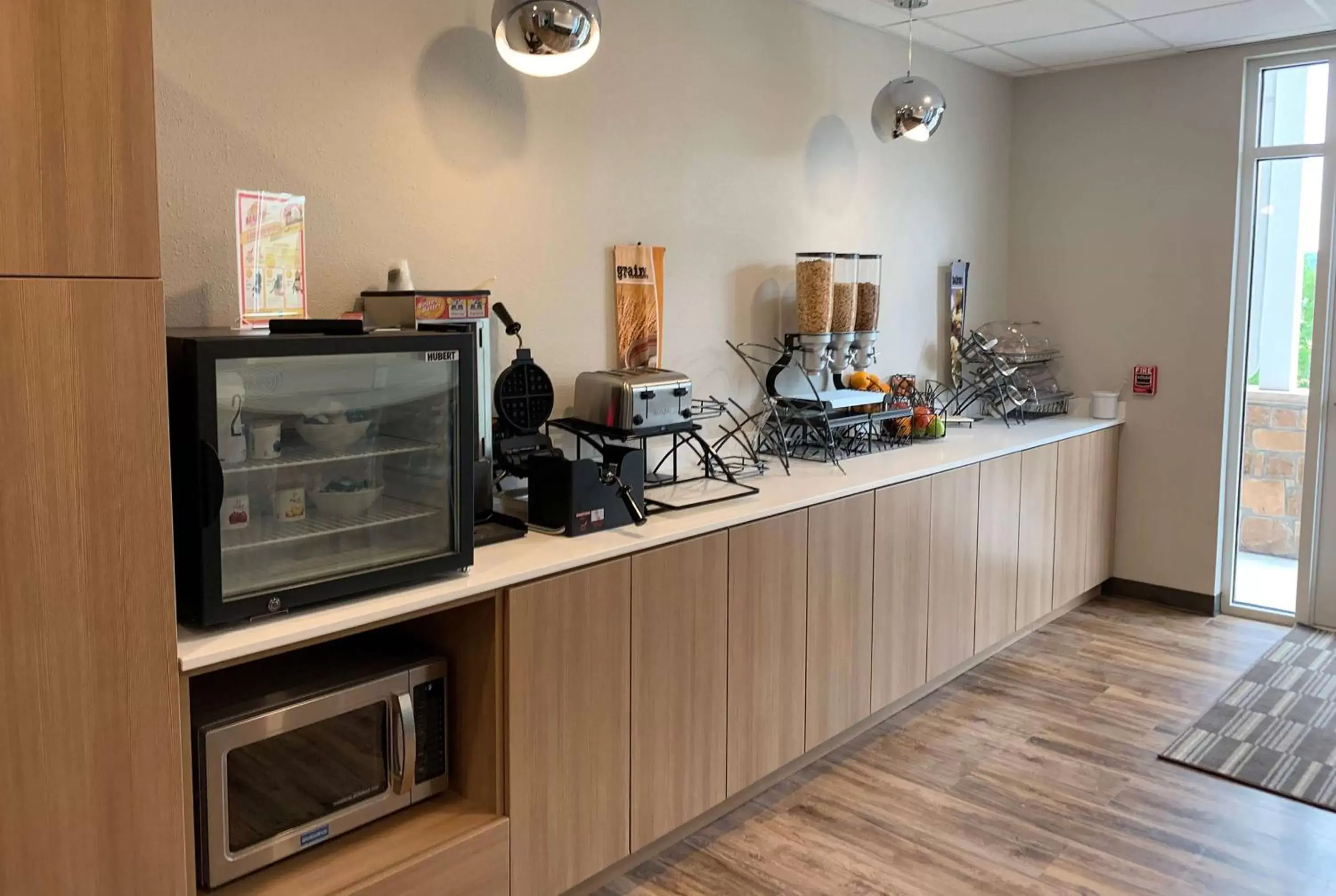 Breakfast, Kitchen/Kitchenette in Microtel Inn & Suites by Wyndham Woodland Park