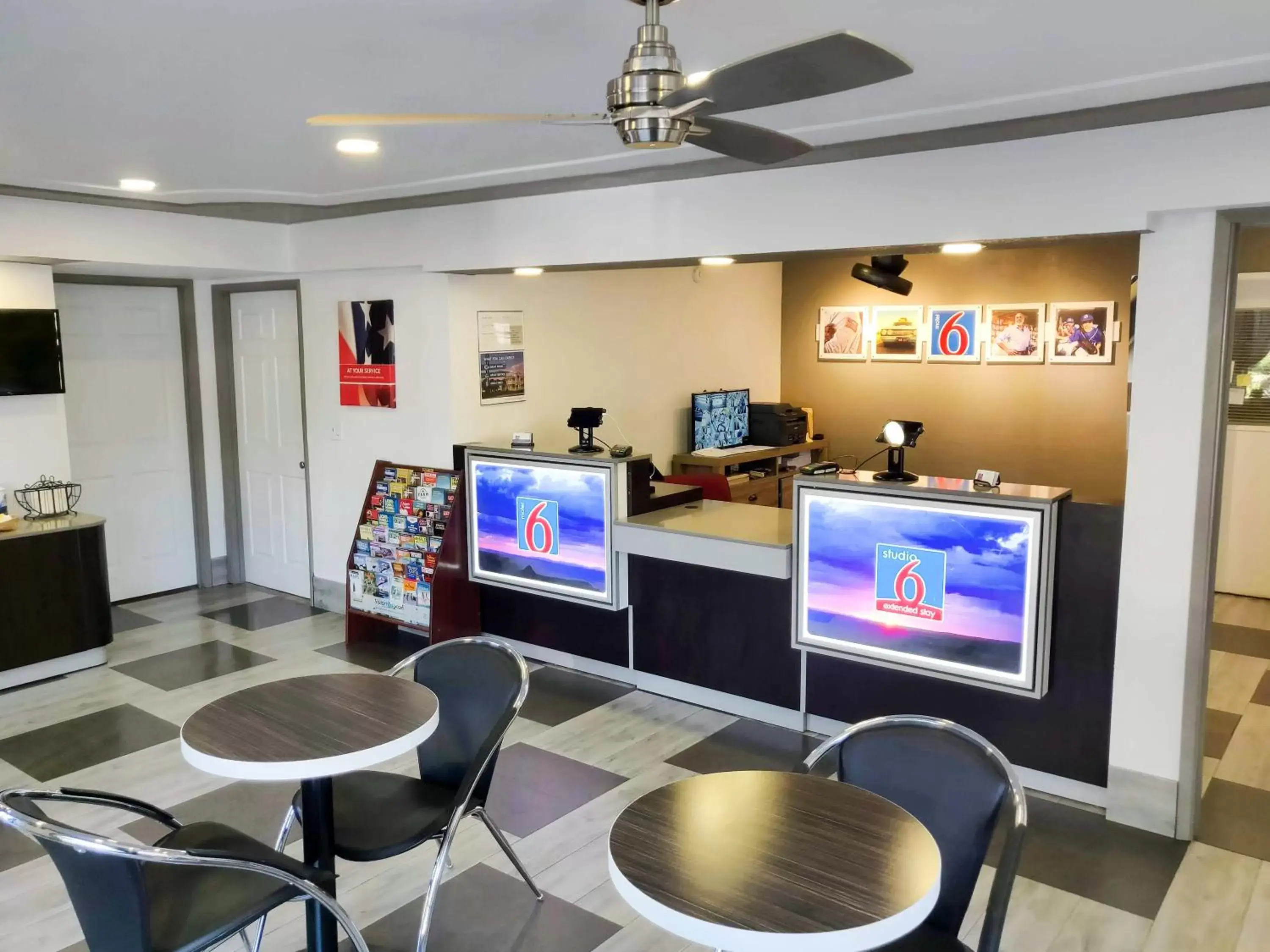 Lobby or reception in Studio 6-Fresno, CA - Extended Stay Lobby or reception in Studio 6-Fresno, CA - Extended Stay