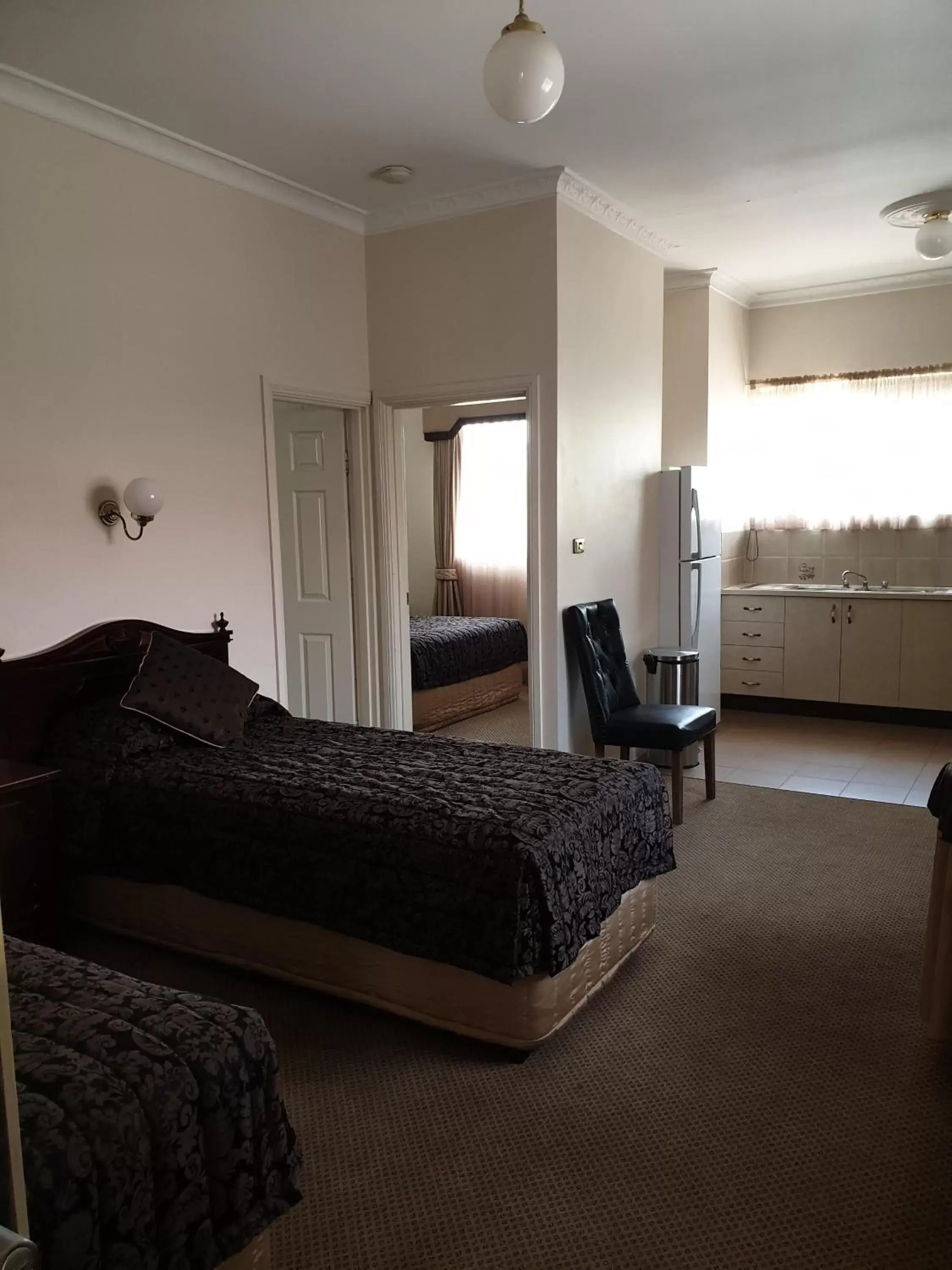 Living room, Bed in Australian Heritage Motor Inn
