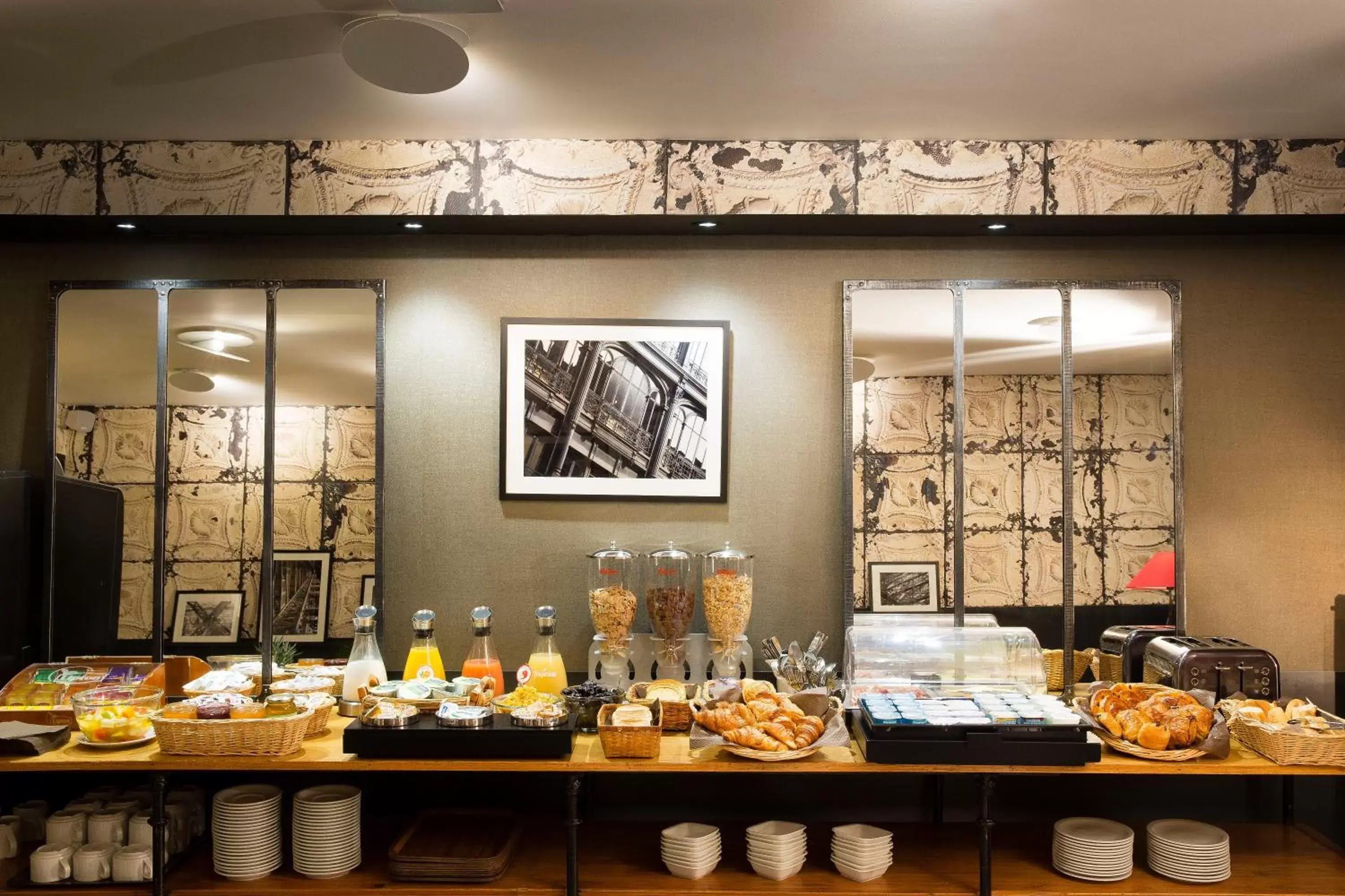 Buffet breakfast, Restaurant/Places to Eat in Hotel Espace Champerret