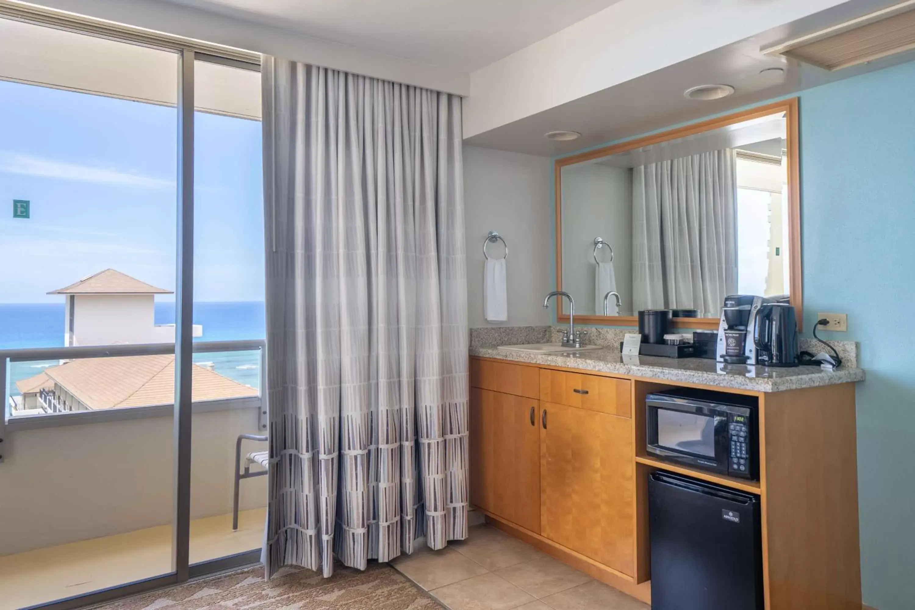 Photo of the whole room, Kitchen/Kitchenette in Embassy Suites by Hilton Waikiki Beach Walk