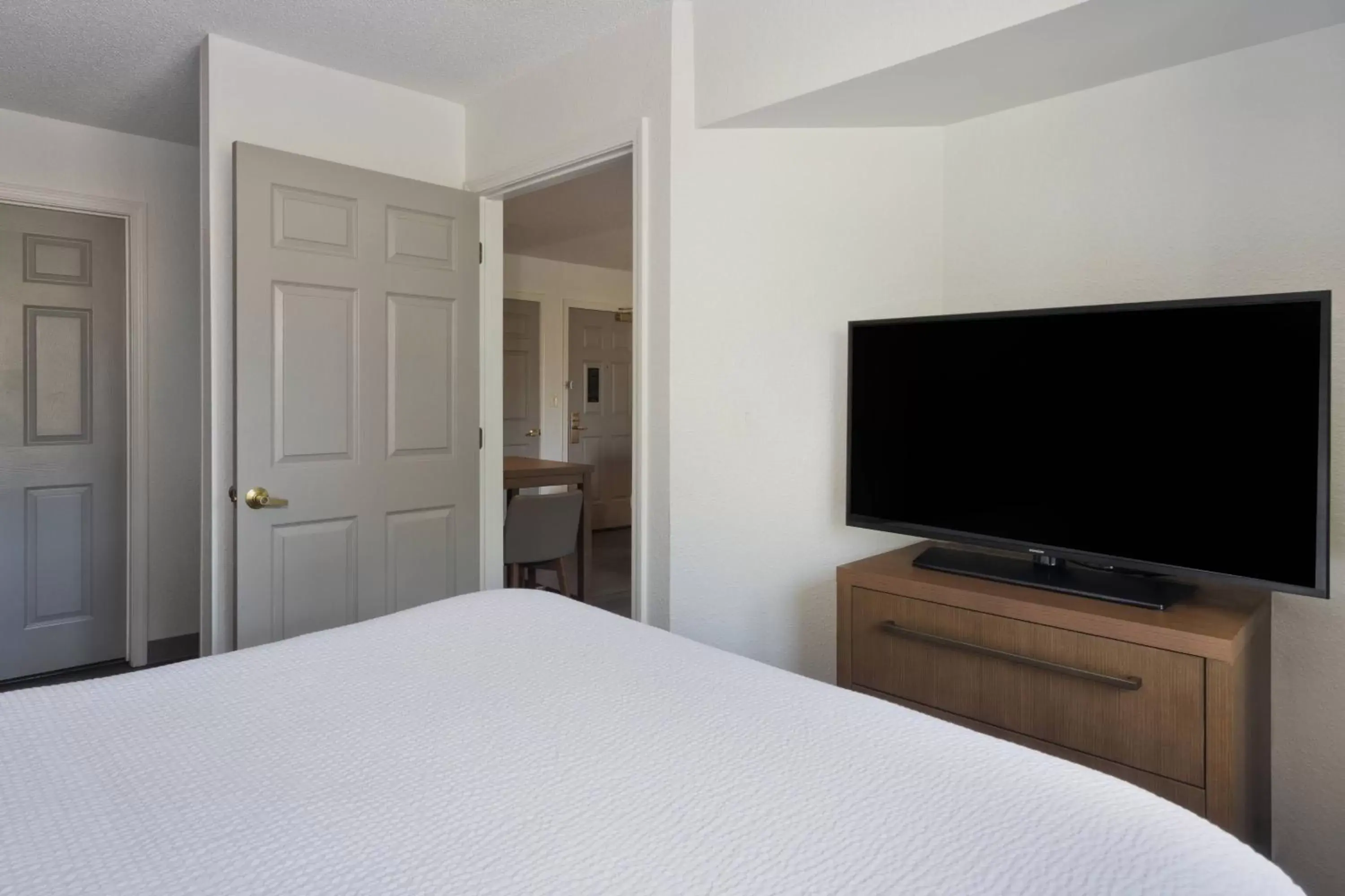 Bedroom, TV/Entertainment Center in Residence Inn Columbus