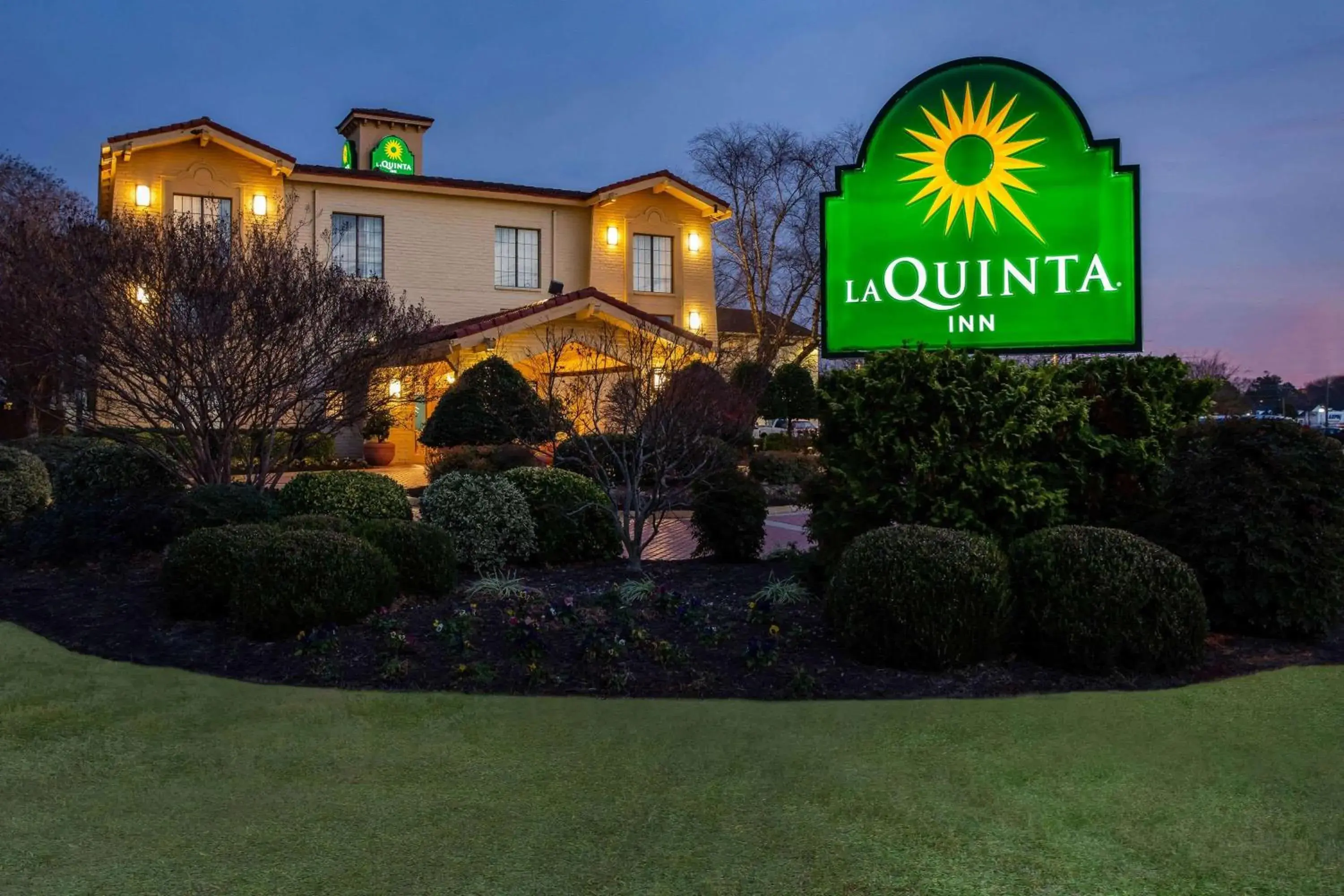 Property Building in La Quinta Inn by Wyndham Norfolk Virginia Beach