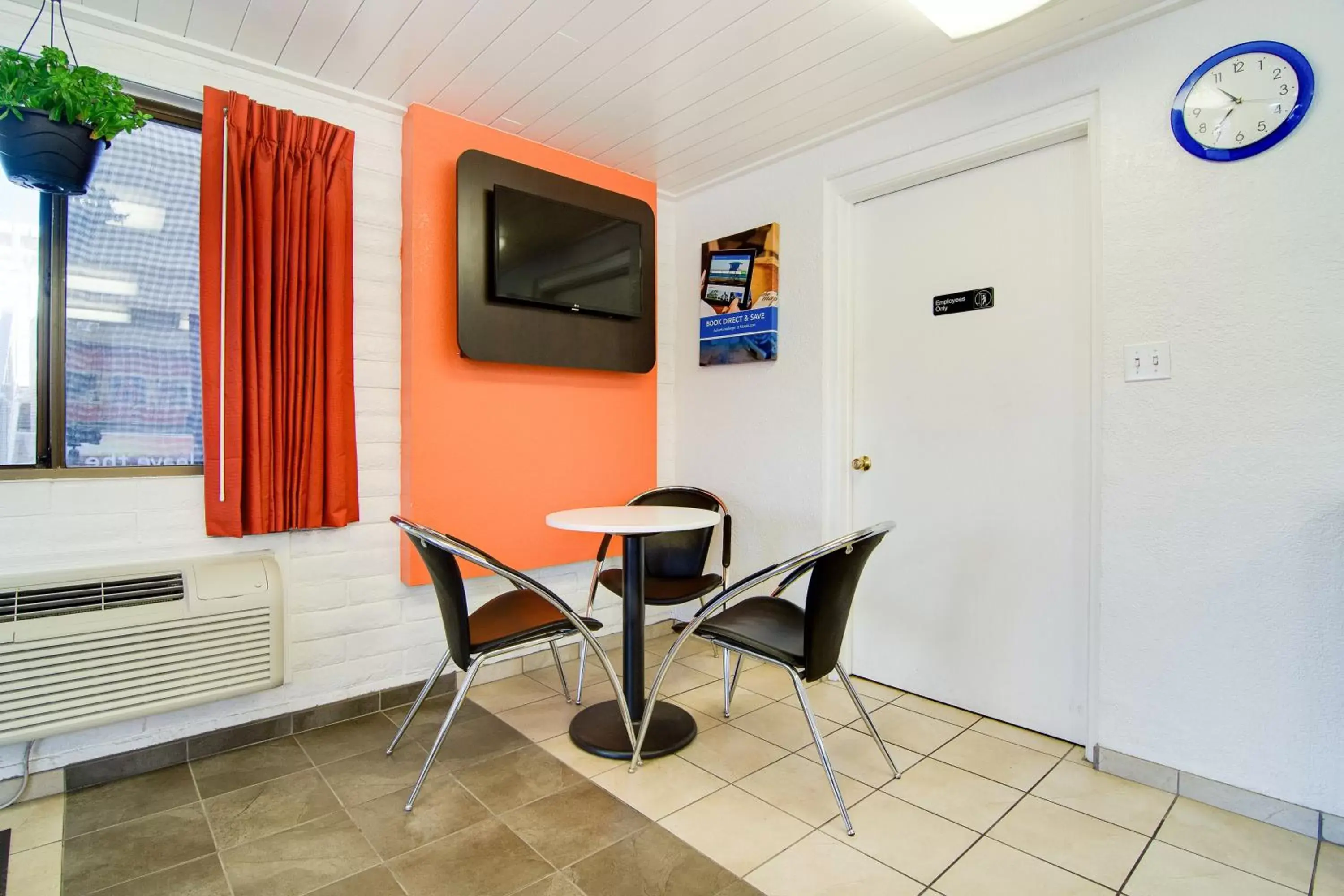 Lobby or reception, TV/Entertainment Center in Motel 6-Eloy, AZ - Casa Grande