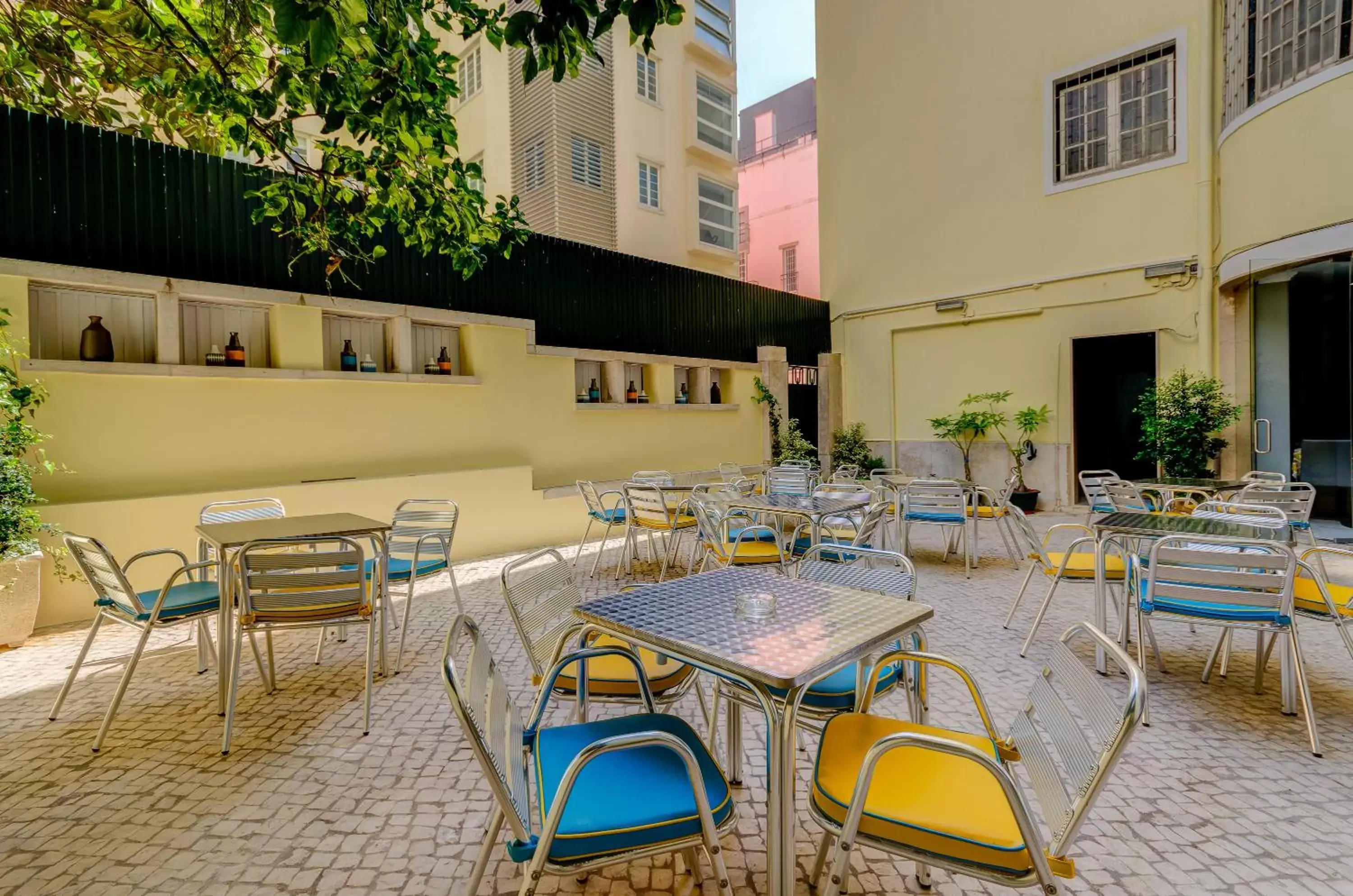 Patio, Restaurant/Places to Eat in Hotel Avenida Park
