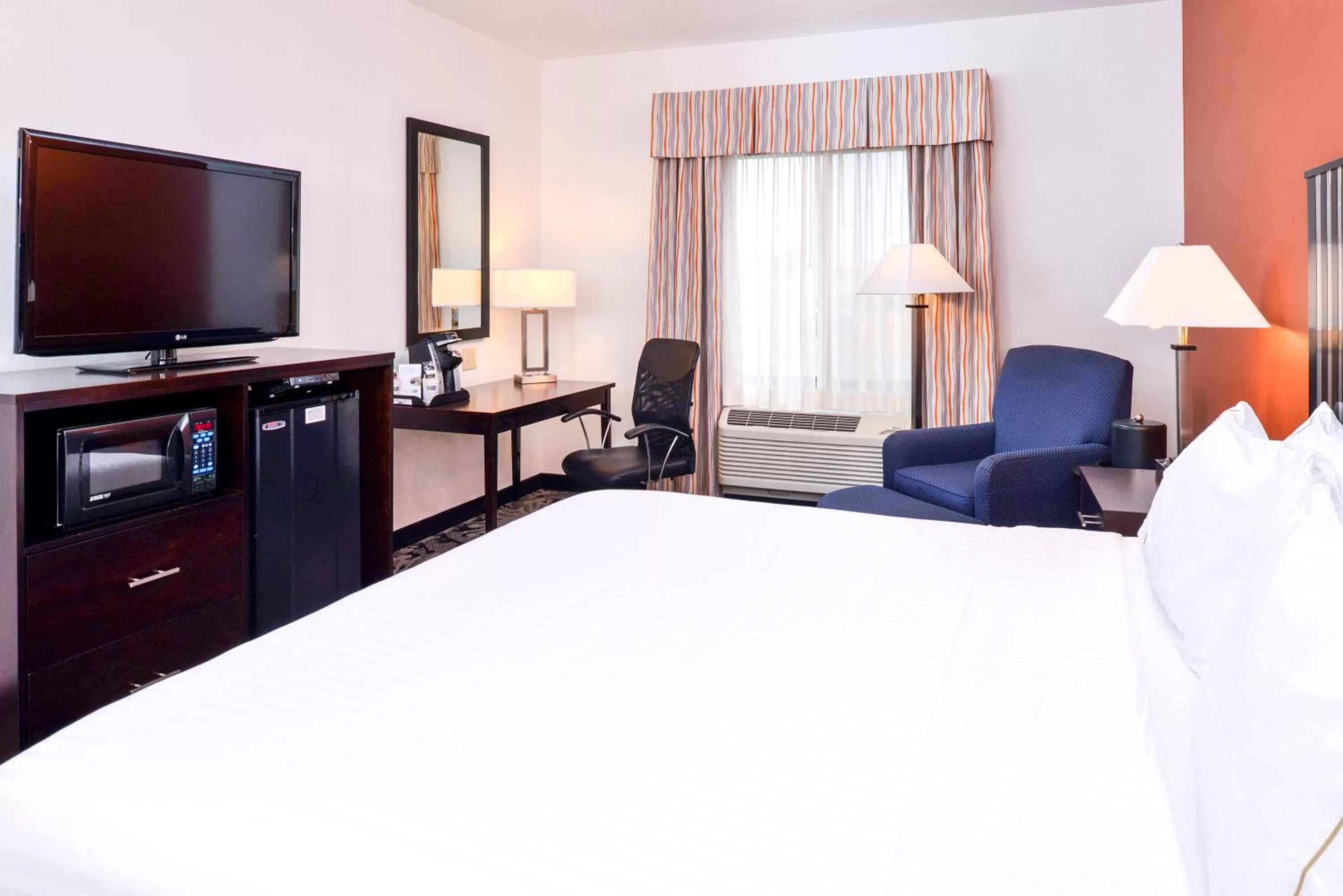Photo of the whole room, Bed in Holiday Inn Express & Suites Greenfield by IHG