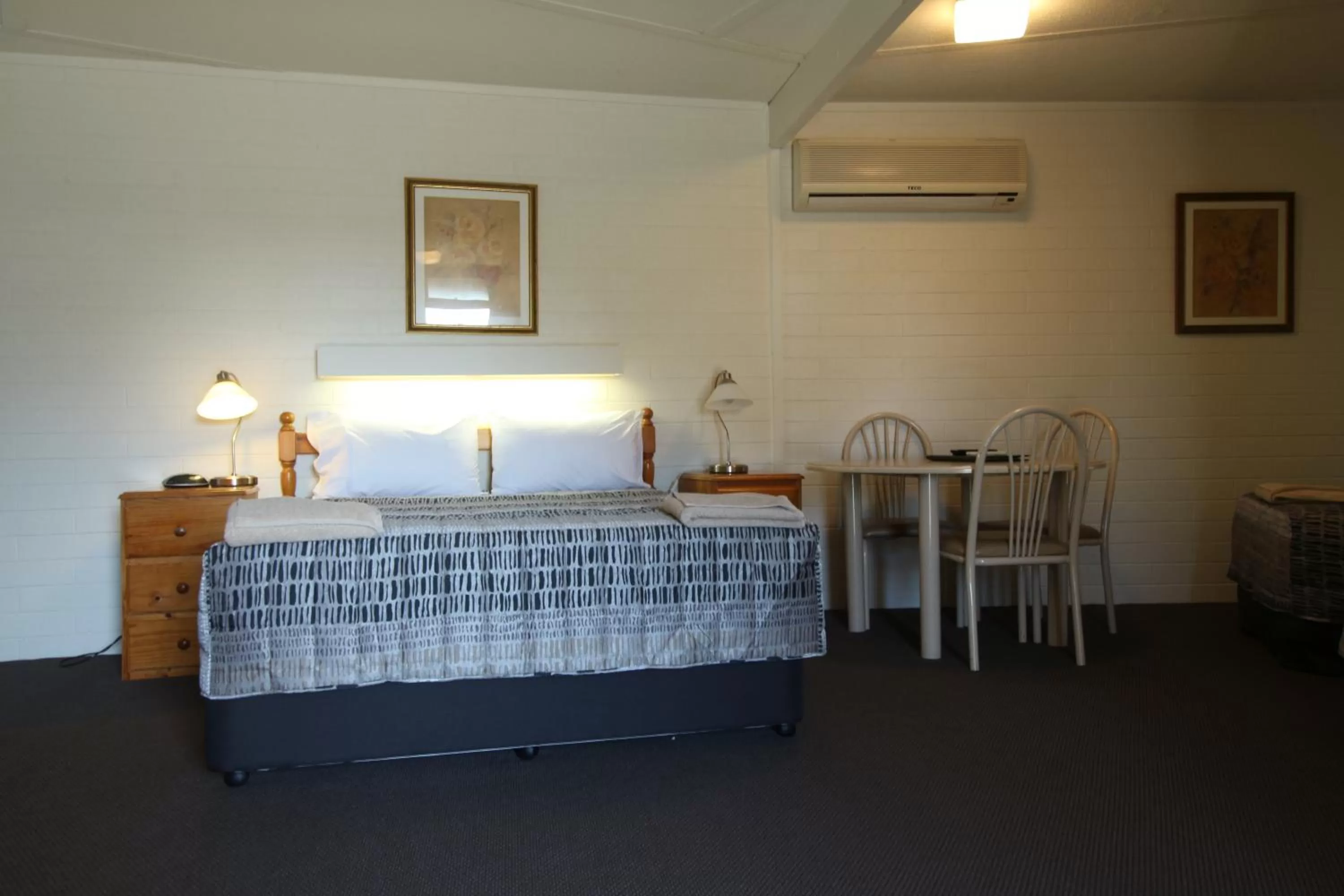 Bed in Cobram Colonial Motor Inn