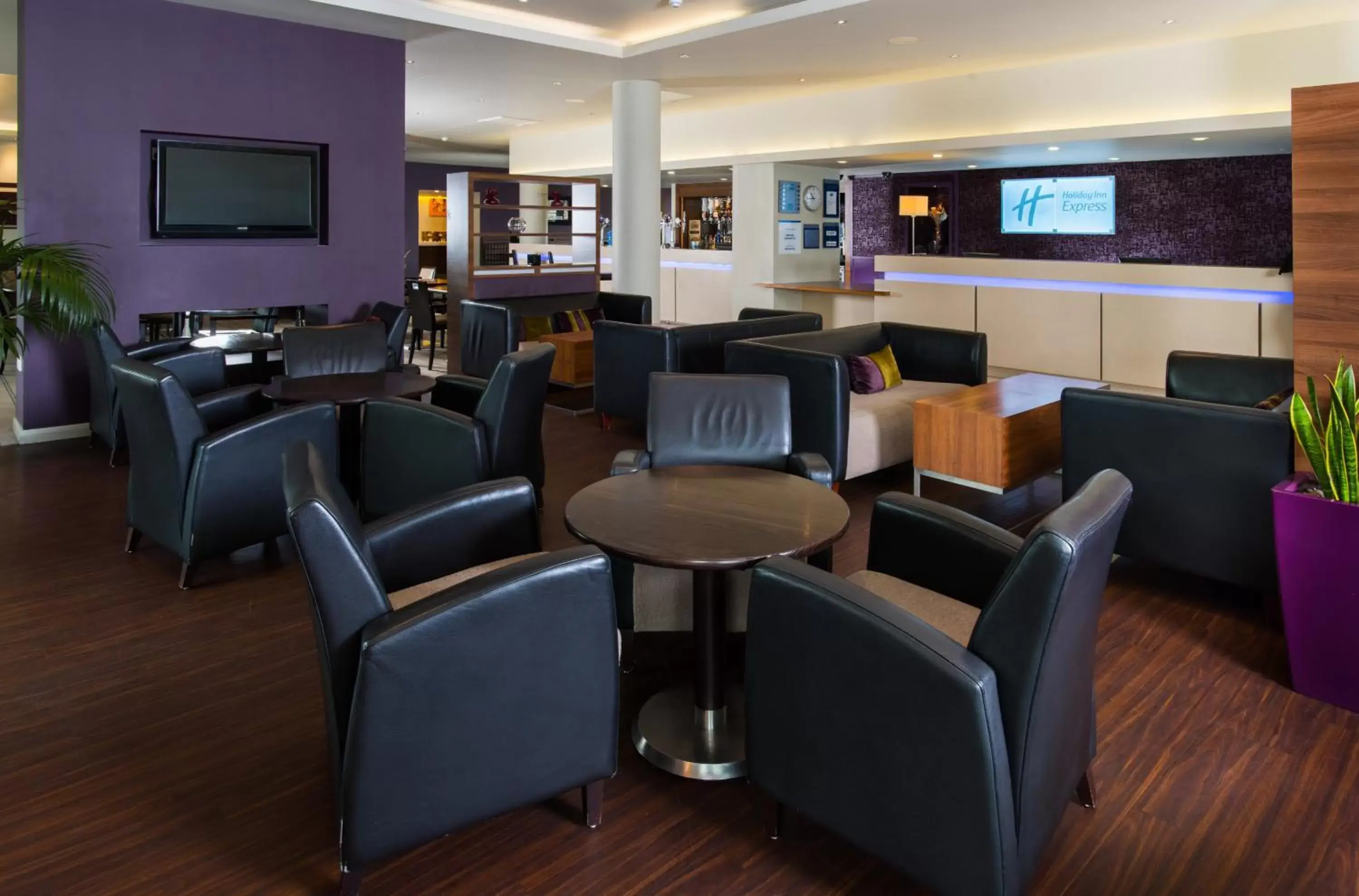 Lobby or reception, Lounge/Bar in Holiday Inn Express London Greenwich, an IHG Hotel