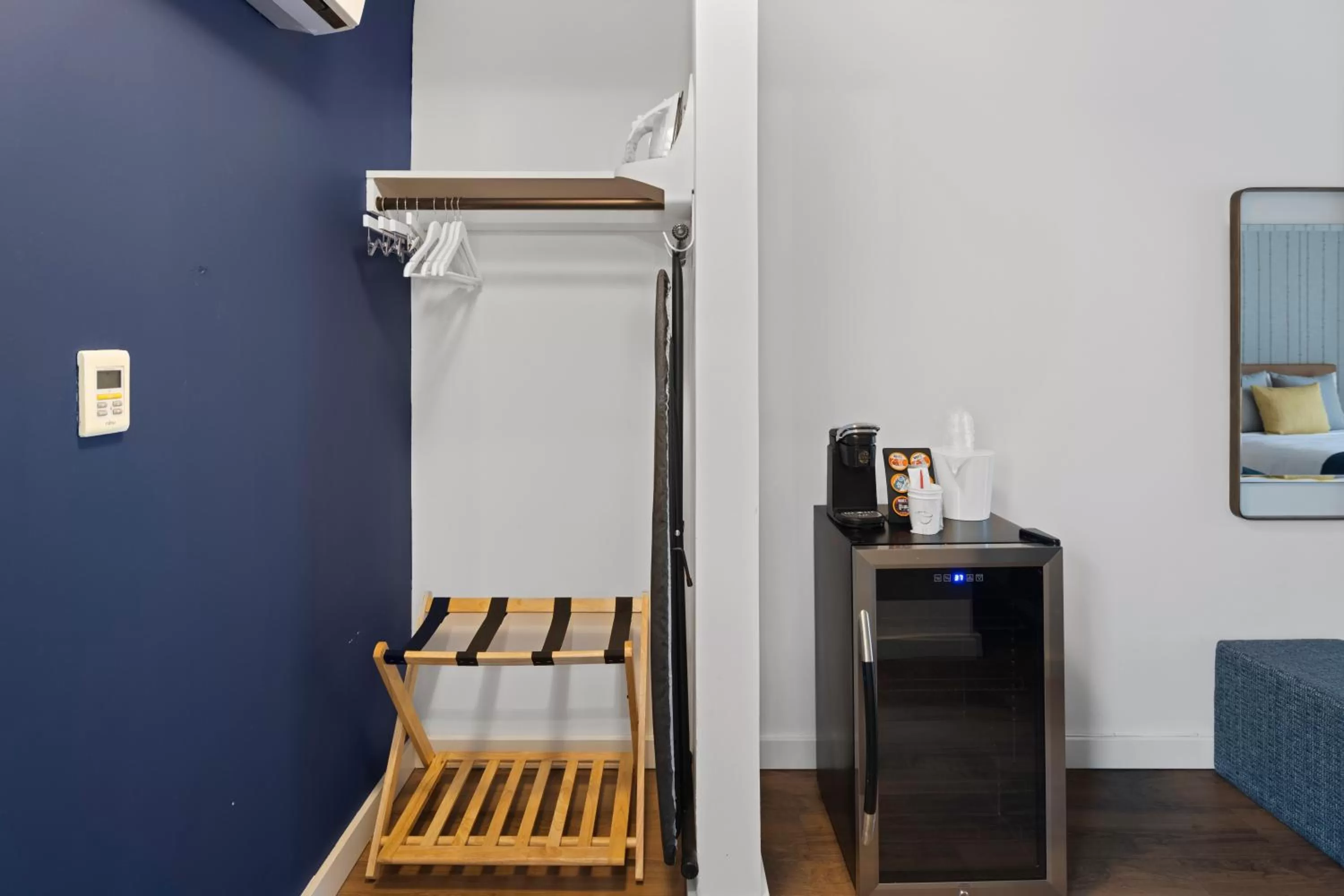 Coffee/tea facilities, Bed in Sea Harbor Hotel - San Diego