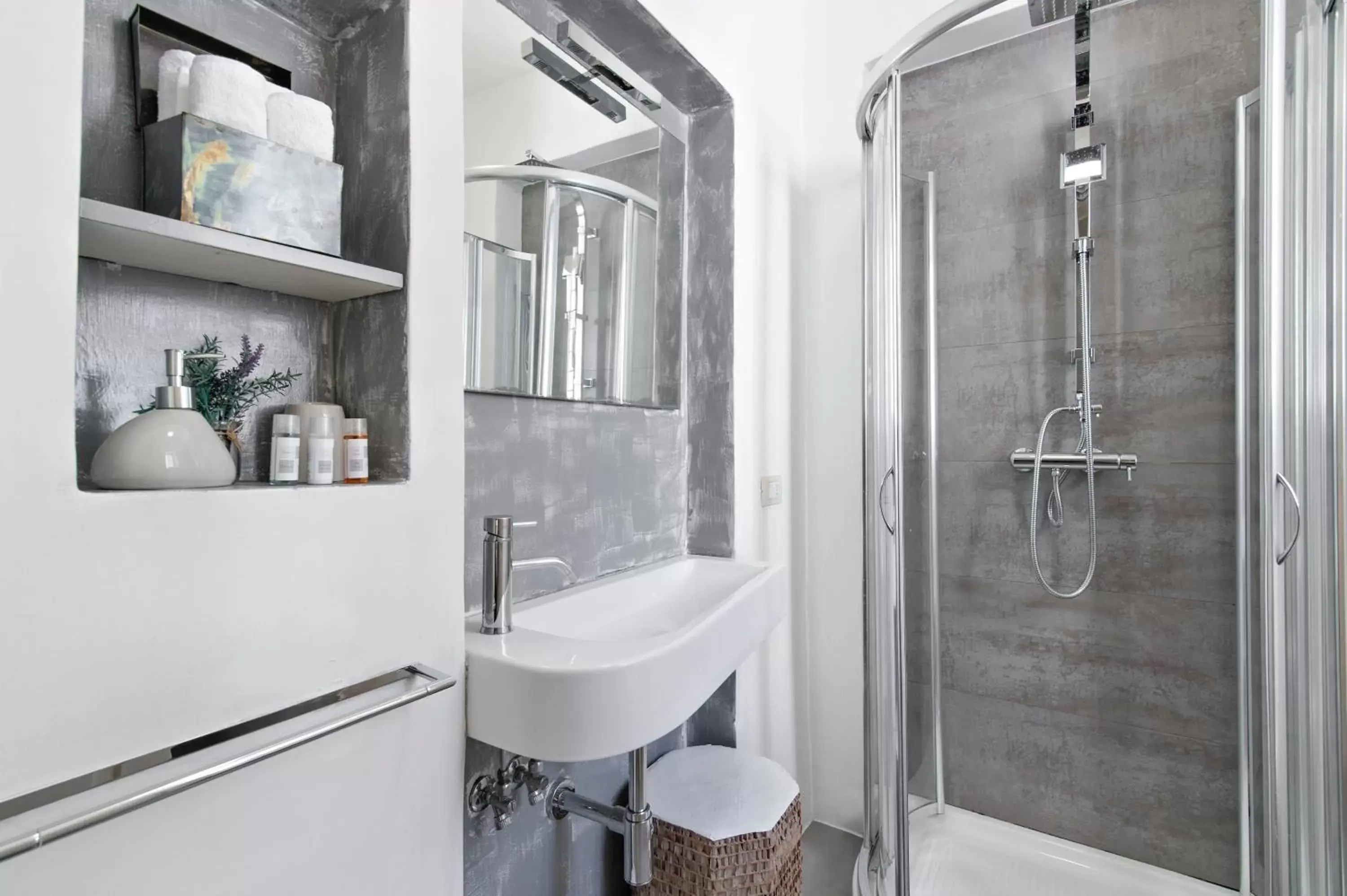 Shower, Bathroom in Casa di Lo Suites