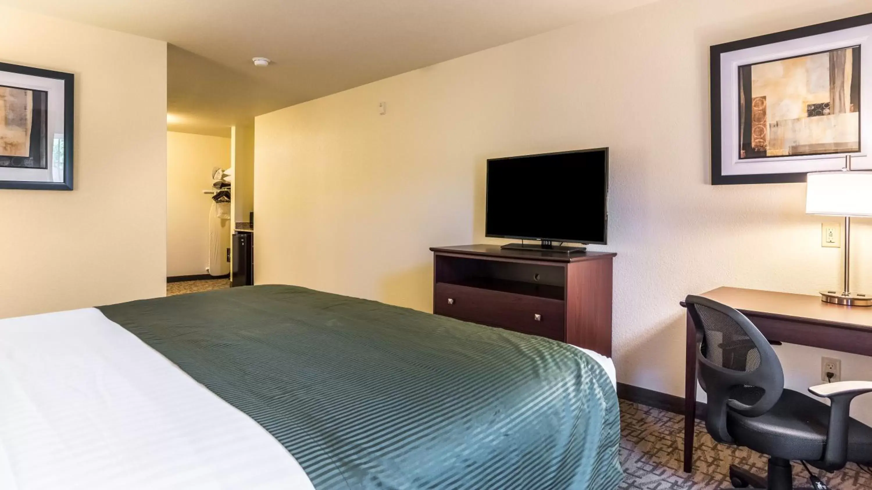 Bed in Cobblestone Hotel & Suites - Greenville