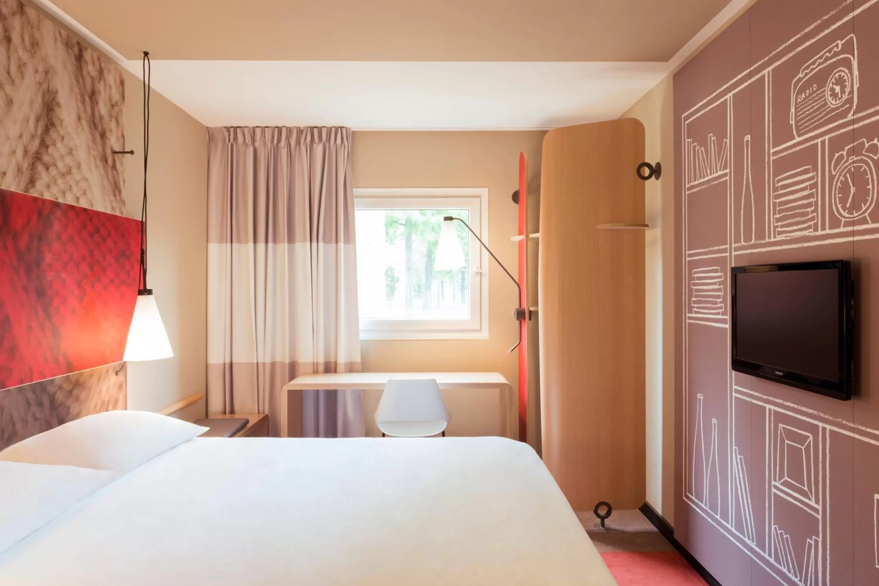 Bed in ibis Gonesse Le Bourget