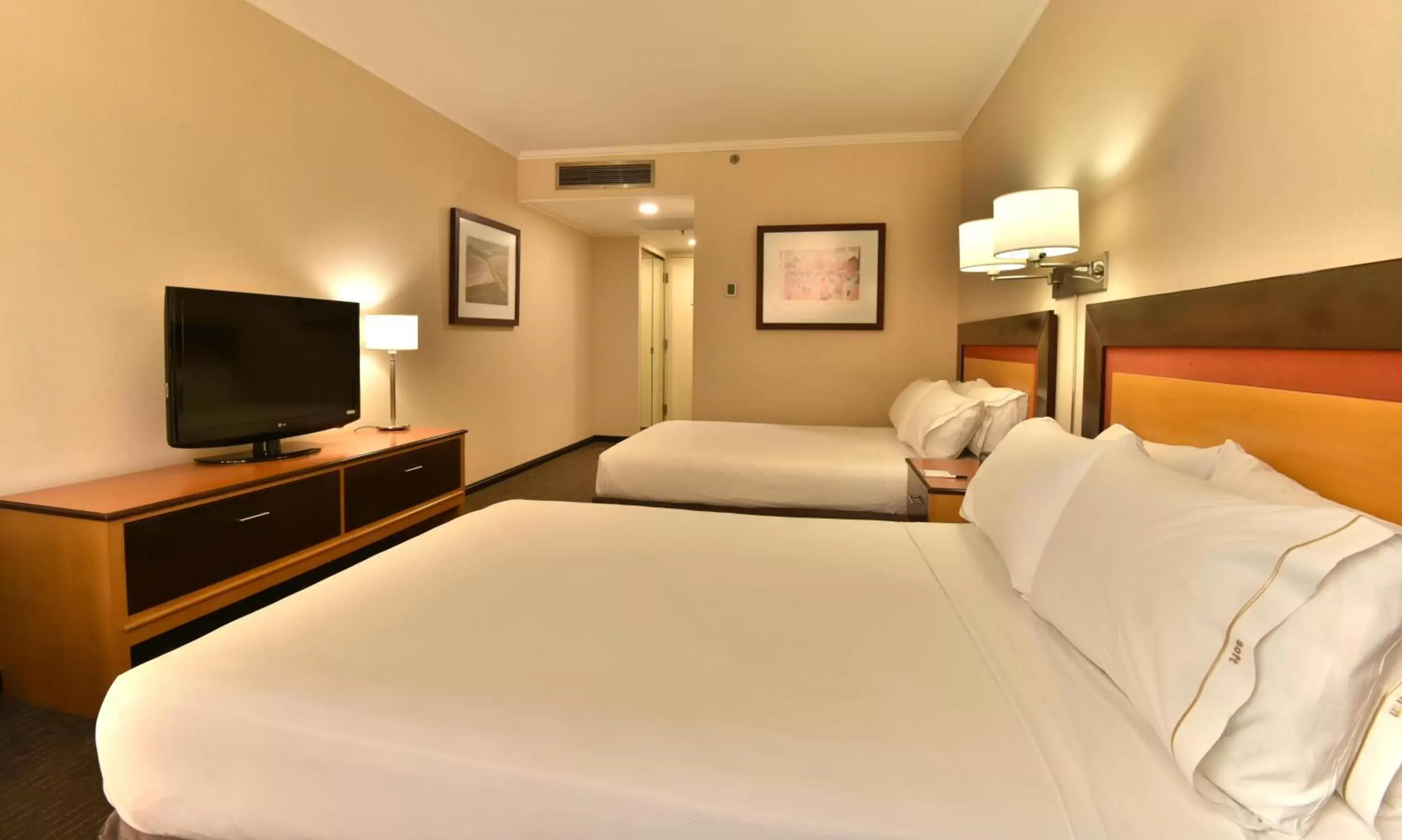 Photo of the whole room, Bed in Holiday Inn Express Puerto Madero, an IHG Hotel