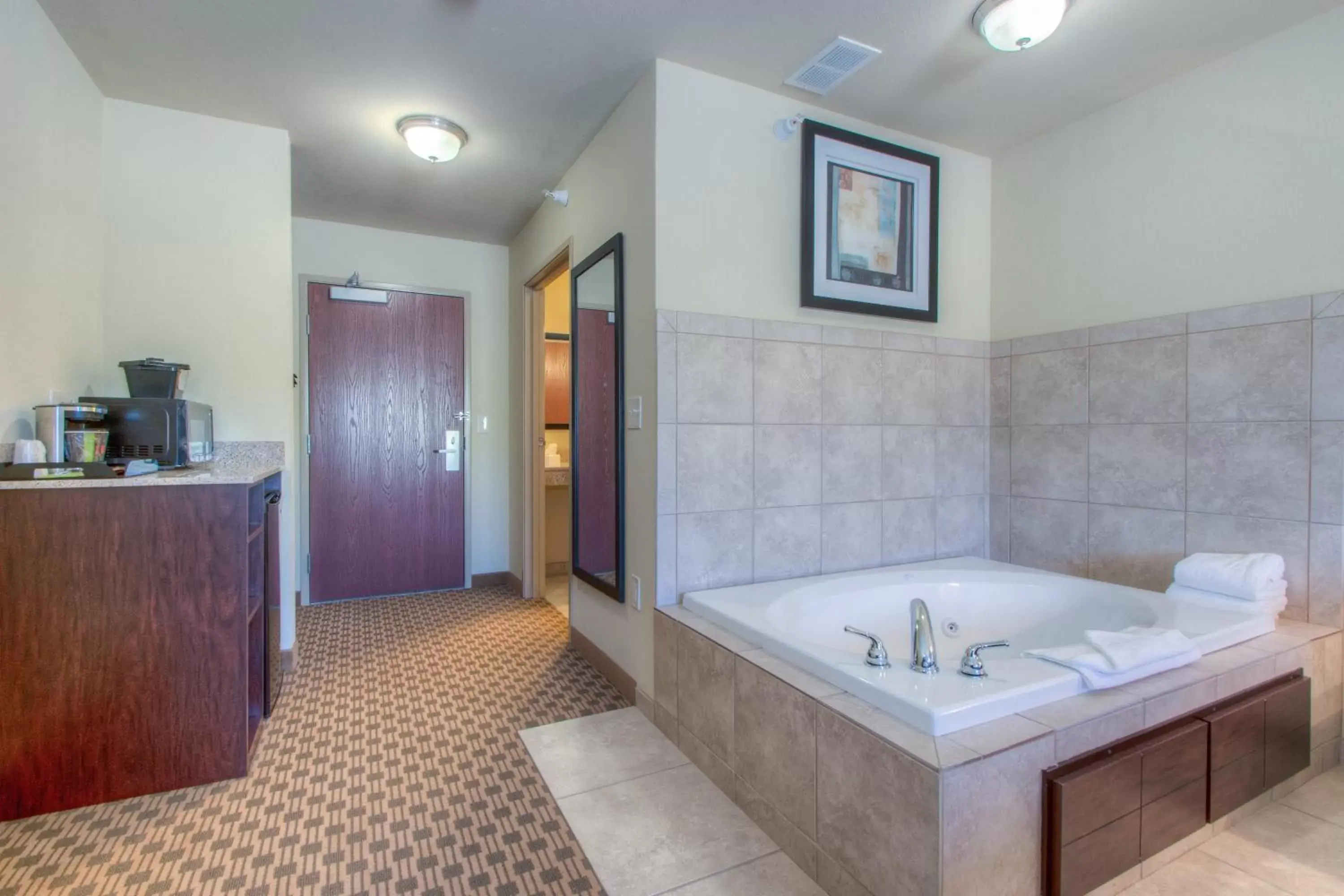 Bath, Bed in Cobblestone Inn & Suites - Harper Bath, Bed in Cobblestone Inn & Suites - Harper