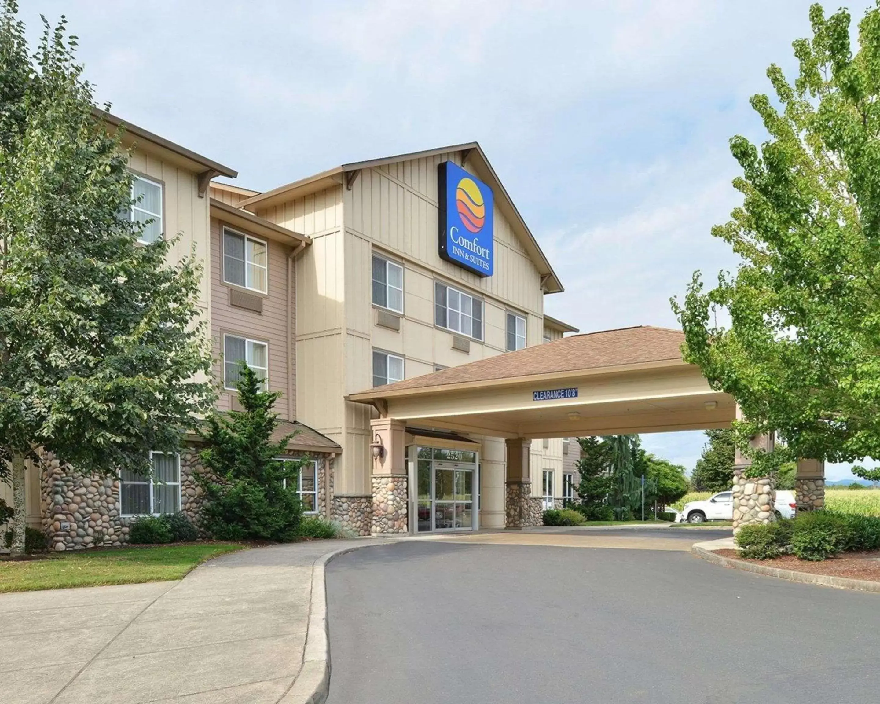 Property building in Comfort Inn & Suites McMinnville Wine Country Property building in Comfort Inn & Suites McMinnville Wine Country