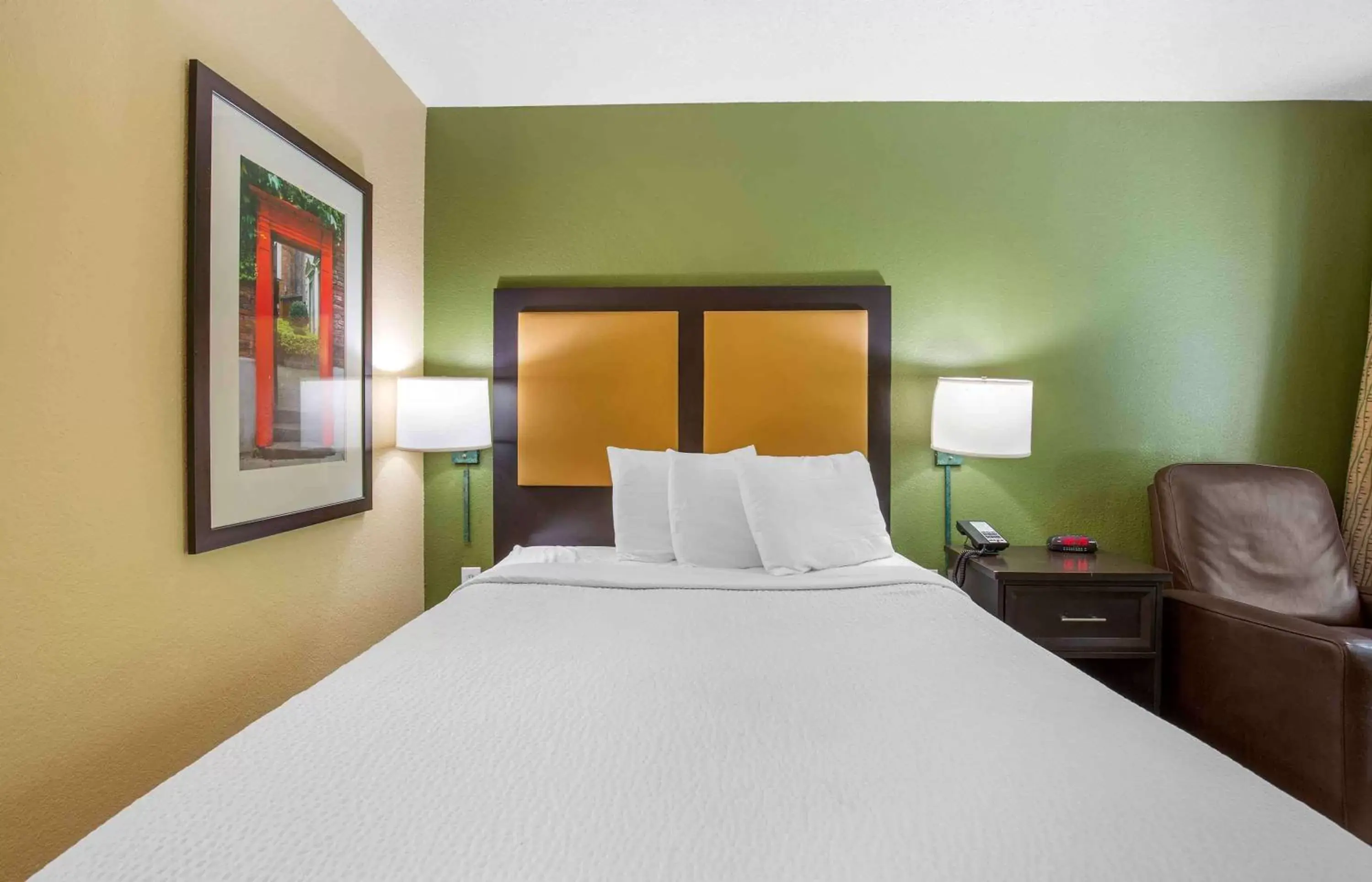 Bedroom, Bed in Extended Stay America Suites - Washington, DC - Sterling - Dulles