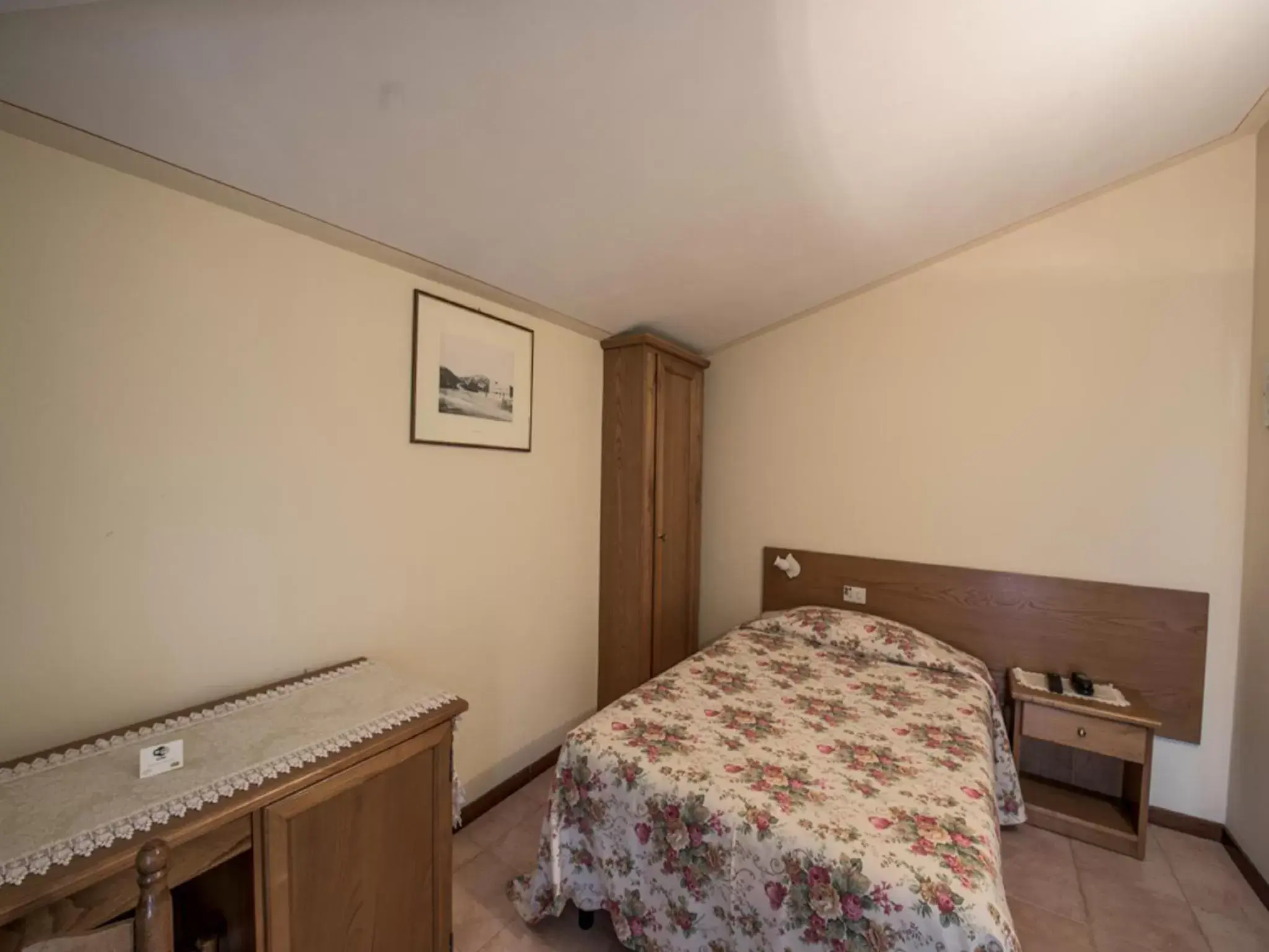 Bedroom, Bed in Albergo La Foresteria