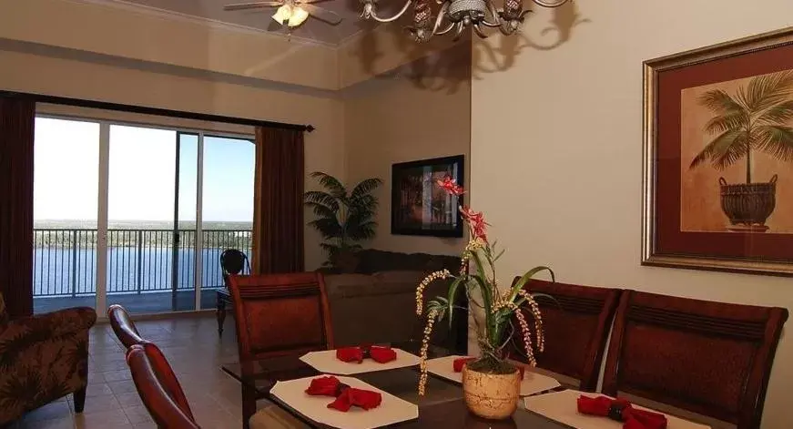 Living room in Penthouse Close to Disney area and Malls water view
