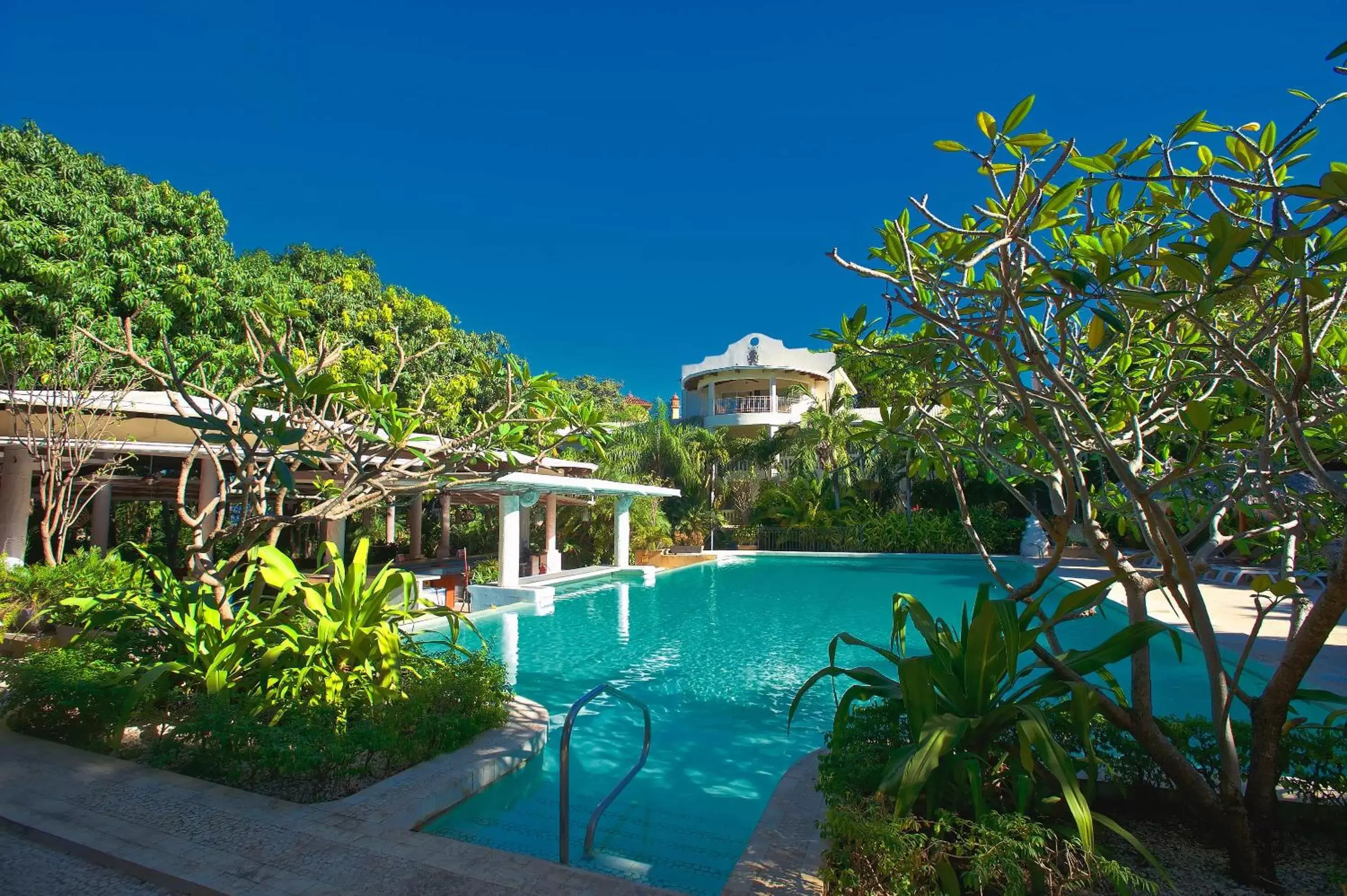 Swimming Pool in Hotel Tamarindo Diria Beach Resort