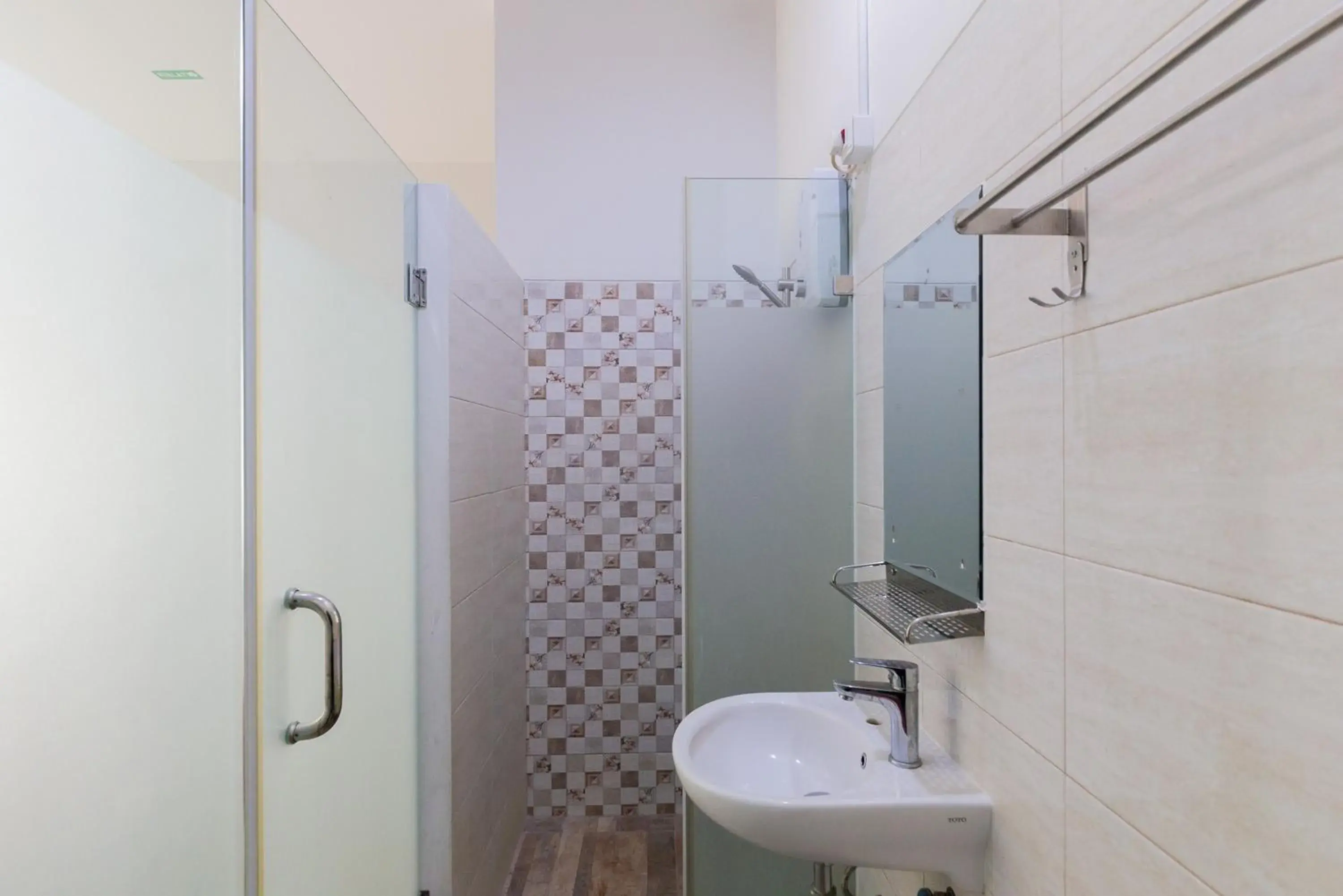 Bathroom in RedDoorz Plus near Living Plaza Jababeka