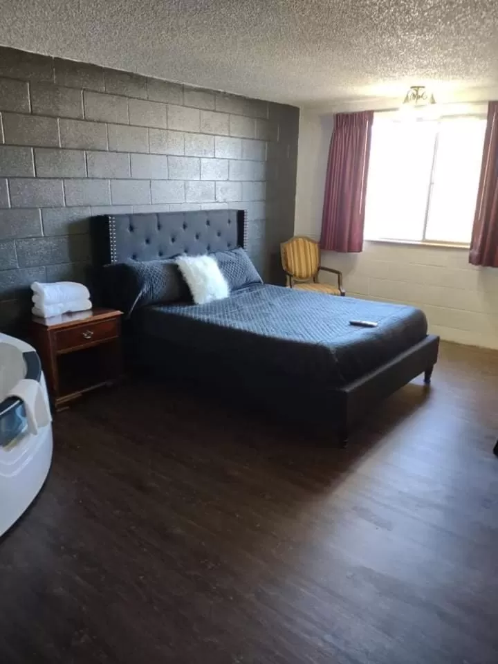 Bed in The Pines Motel