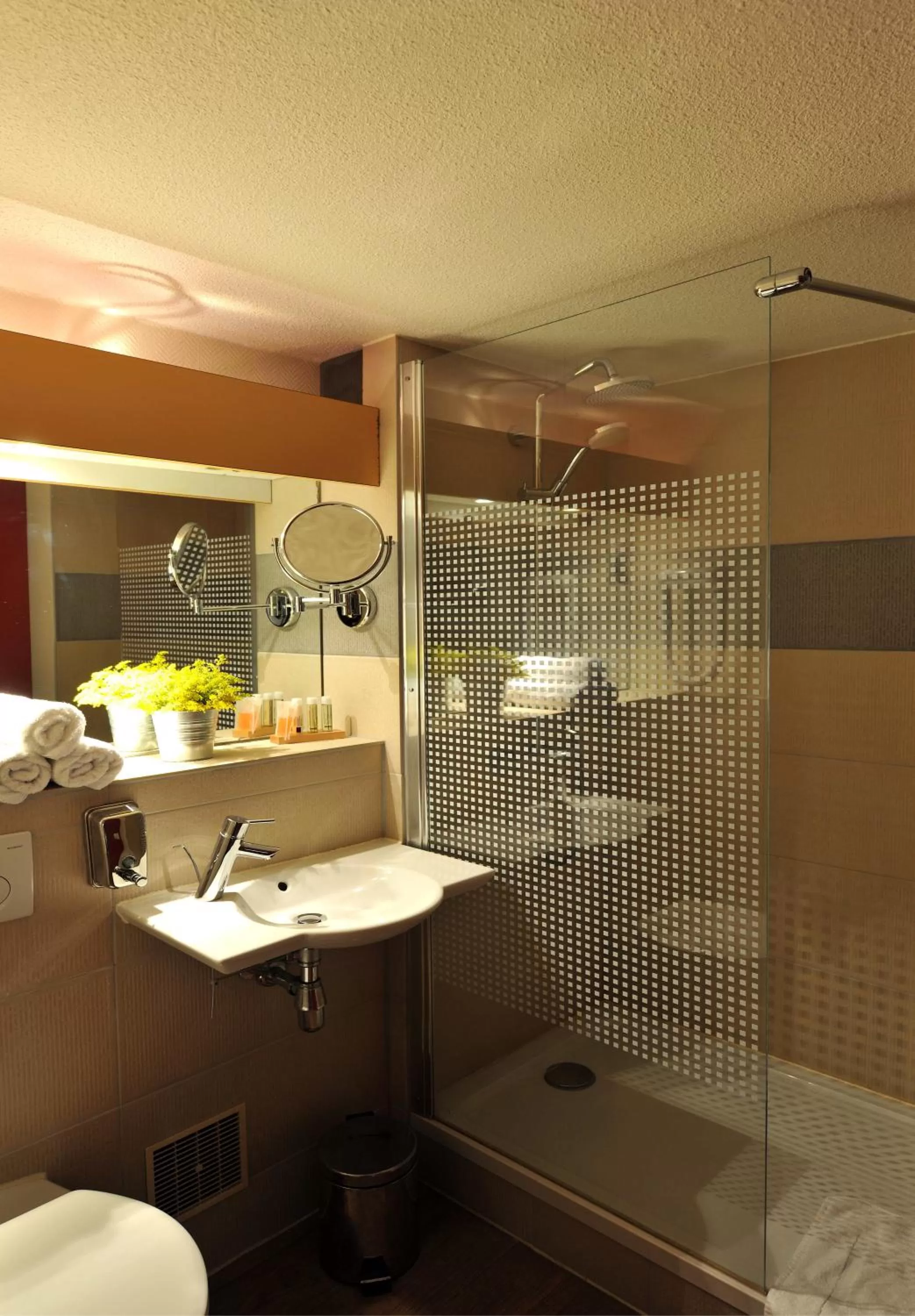 Bathroom in The Originals Annemasse Sud - Porte de Genève