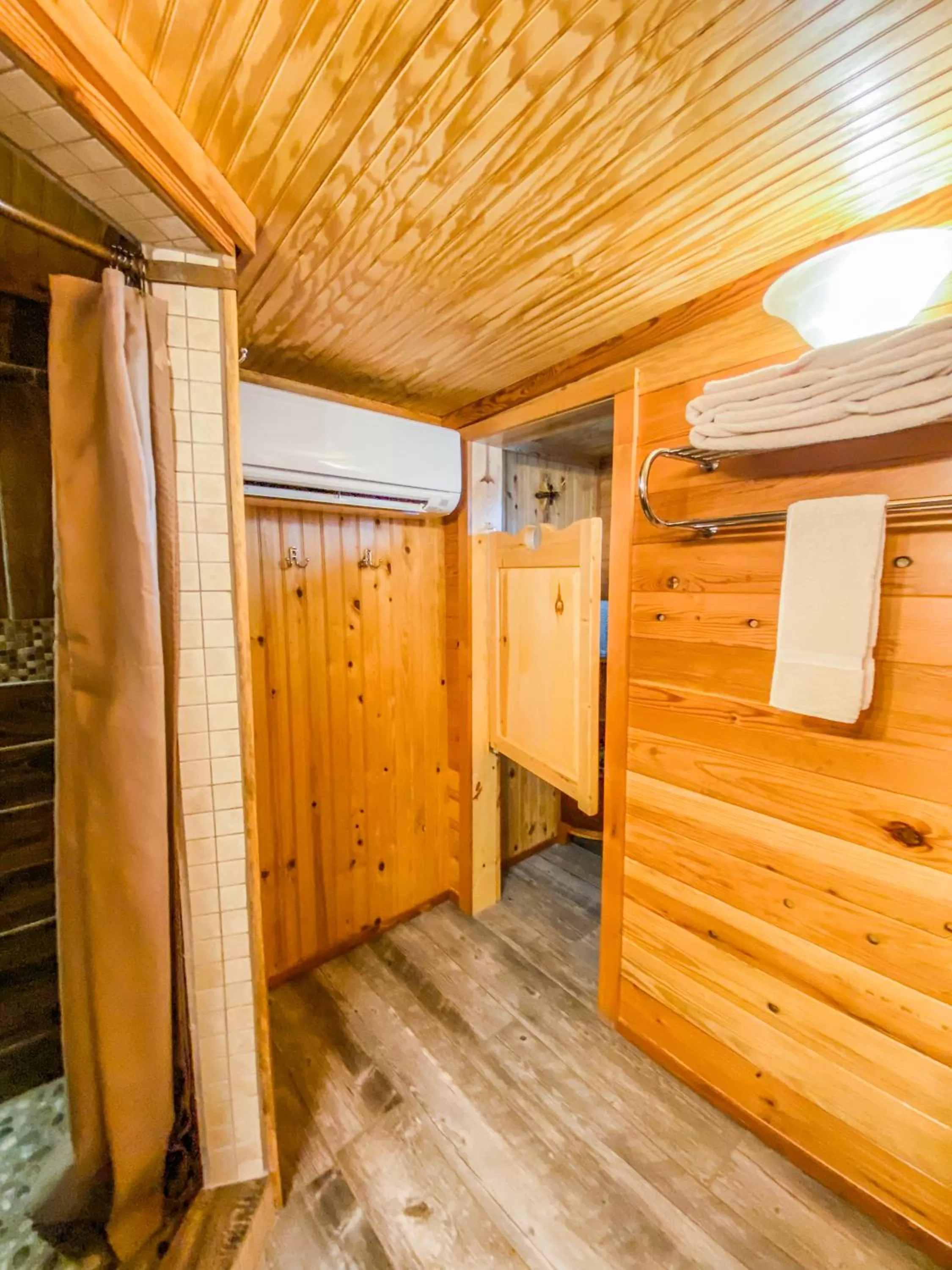 Shower, Bunk Bed in Inn at the Art Center