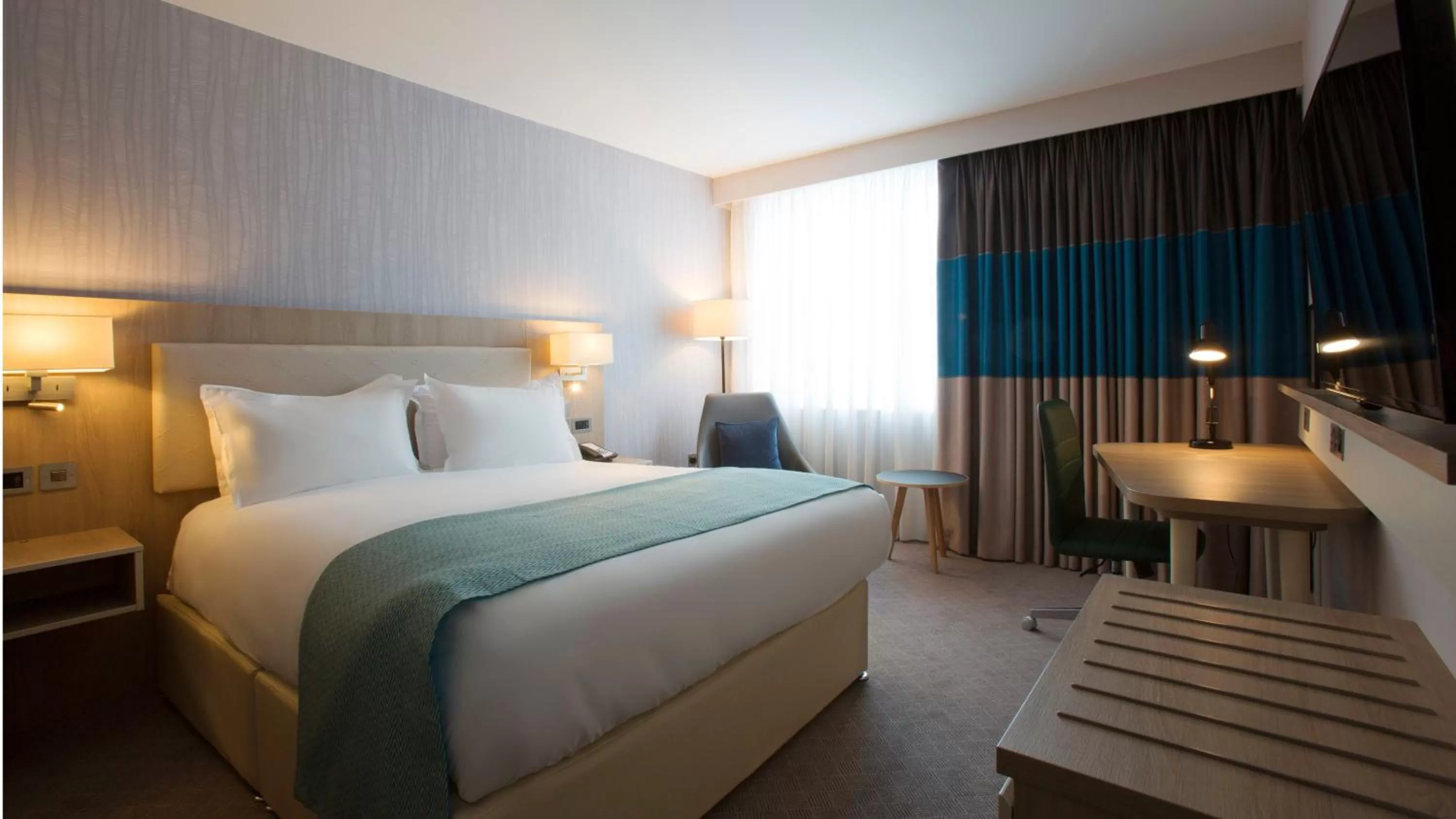 Photo of the whole room, Bed in Holiday Inn Manchester - City Centre by IHG