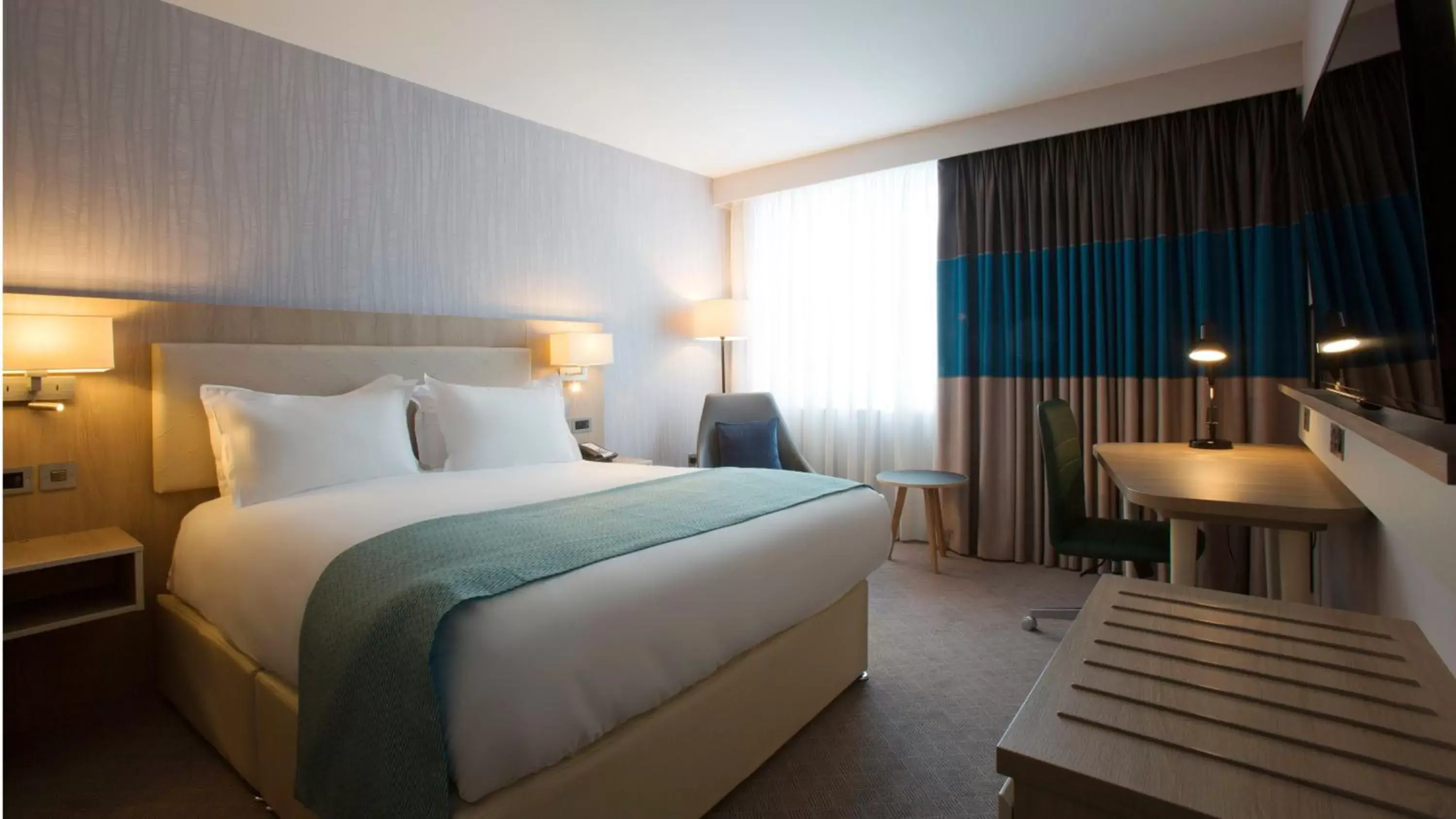 Photo of the whole room, Bed in Holiday Inn Manchester - City Centre, an IHG Hotel