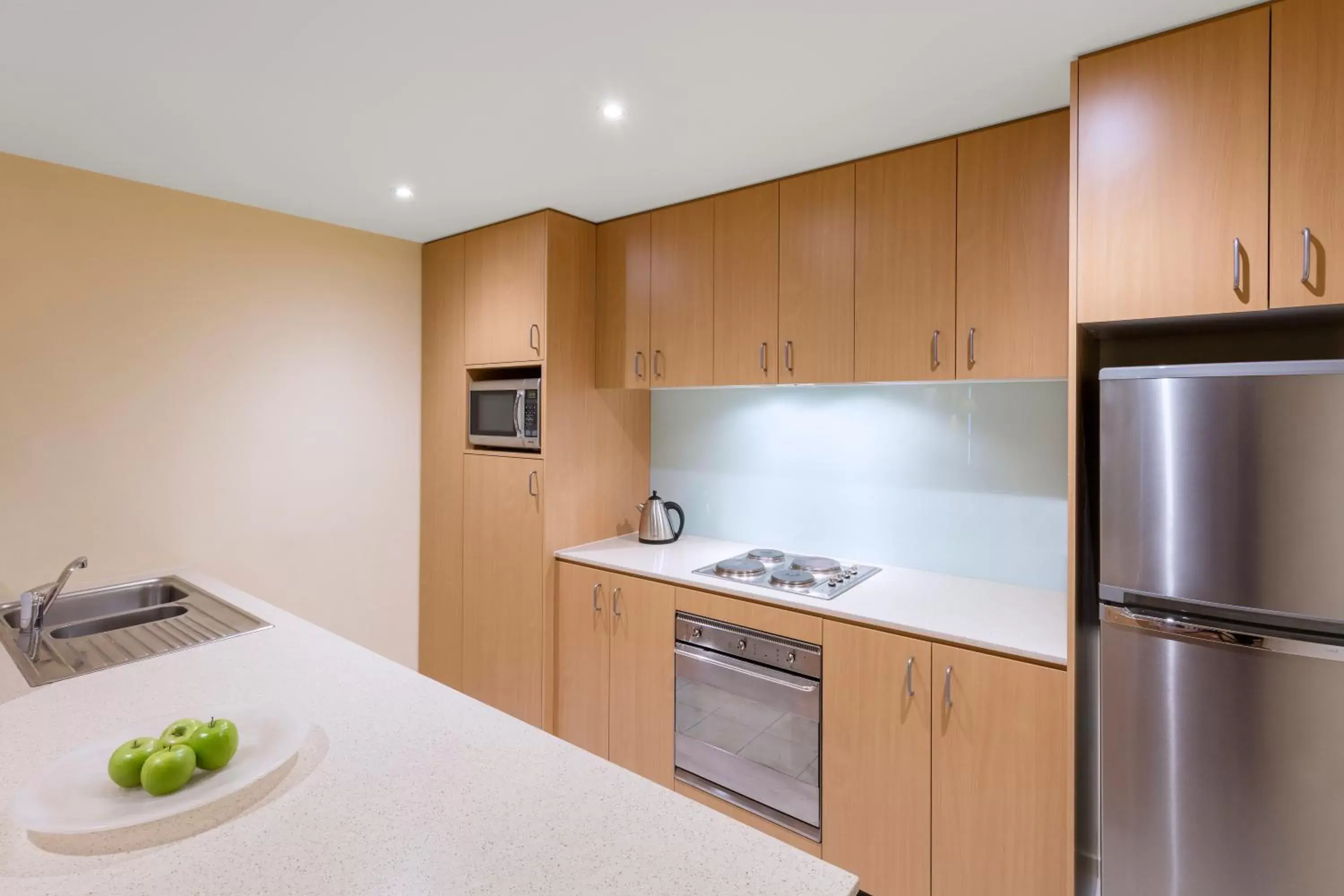 Coffee/tea facilities, Kitchen/Kitchenette in Oaks Melbourne on Lonsdale Suites